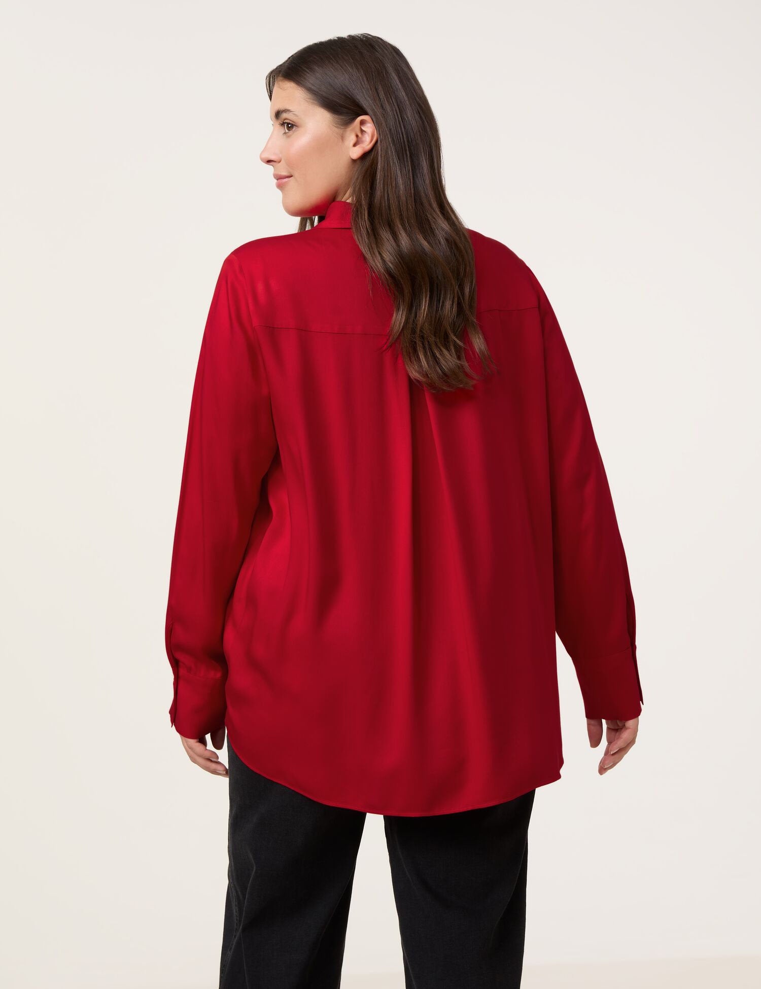 Samoon_Elegant Blouse with a V-Neckline_660601-21100_6580_06