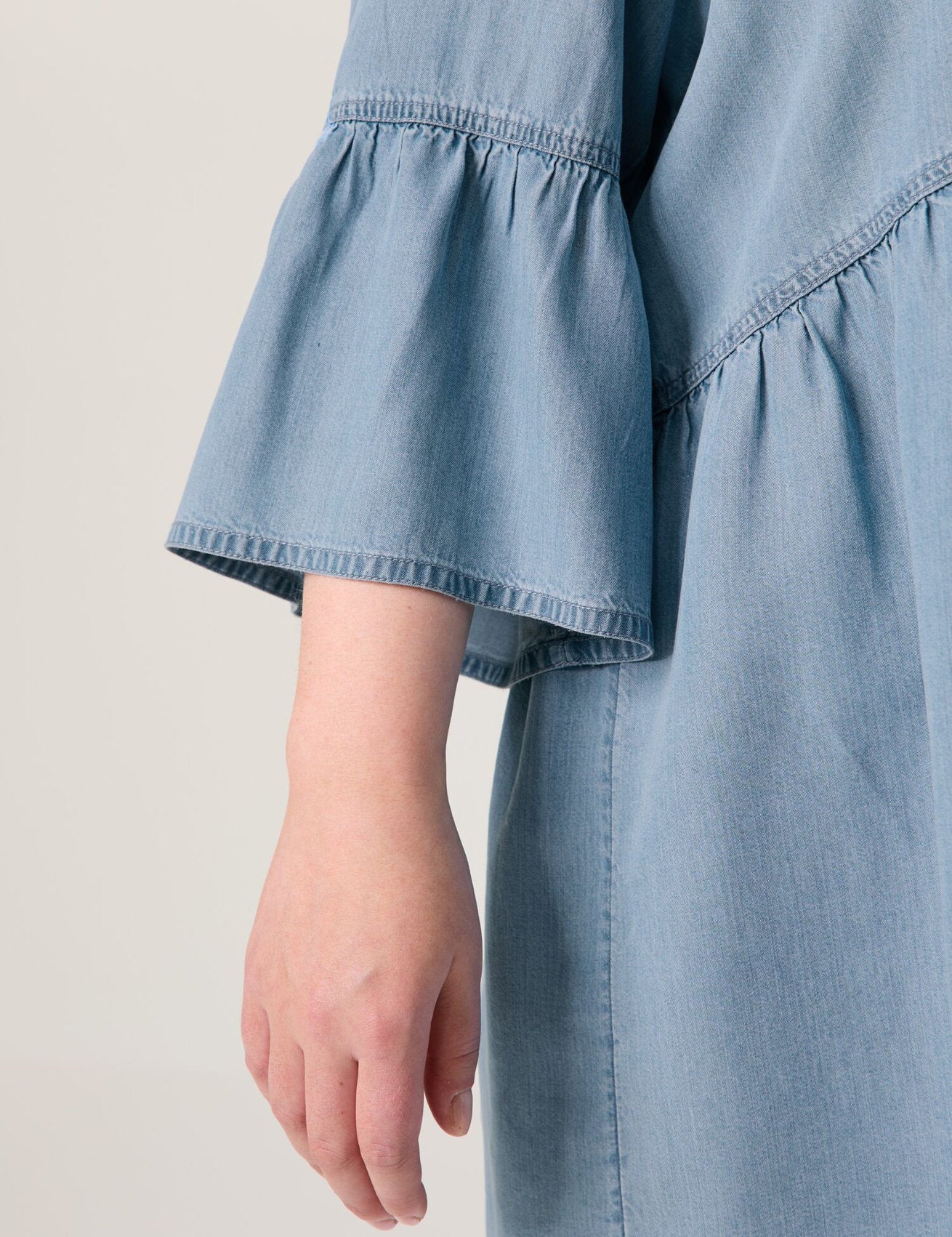 Samoon_Denim-Look Blouse with Flounces_660628-21128_8969_04