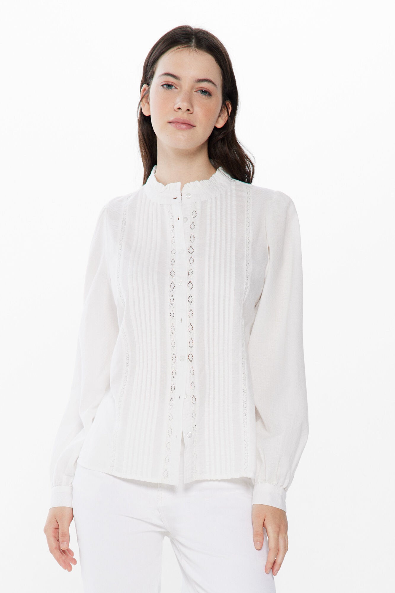 Embroidered Button Up Blouse_6797704_50_01