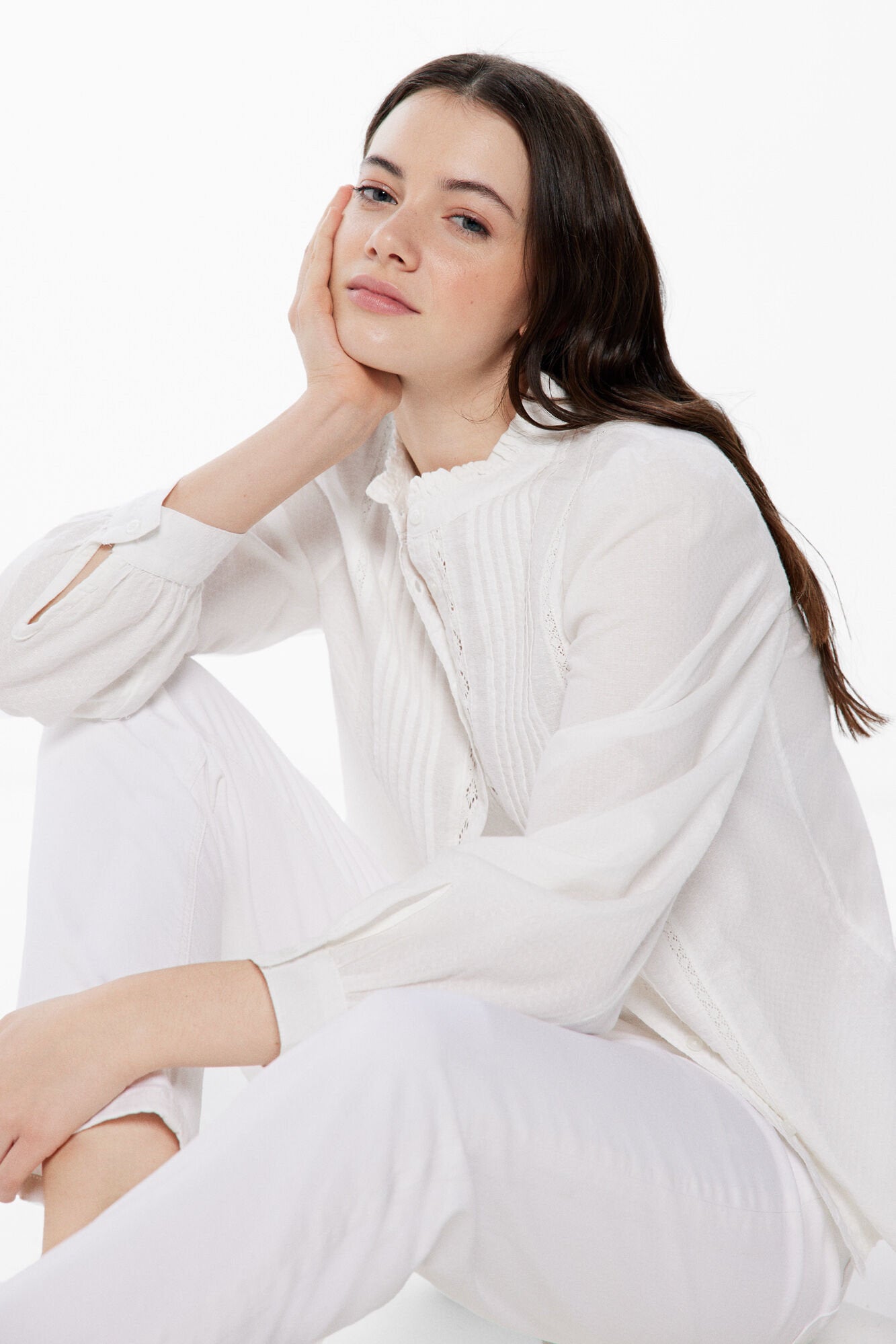 Embroidered Button Up Blouse_6797704_50_02