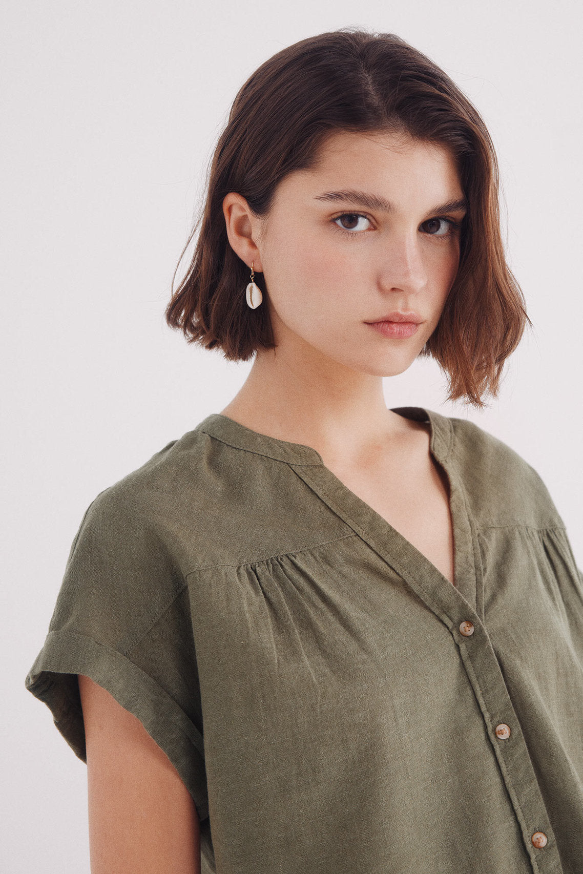 Springfield_V-Neck Linen Neckline Blouse_6819371_91_02