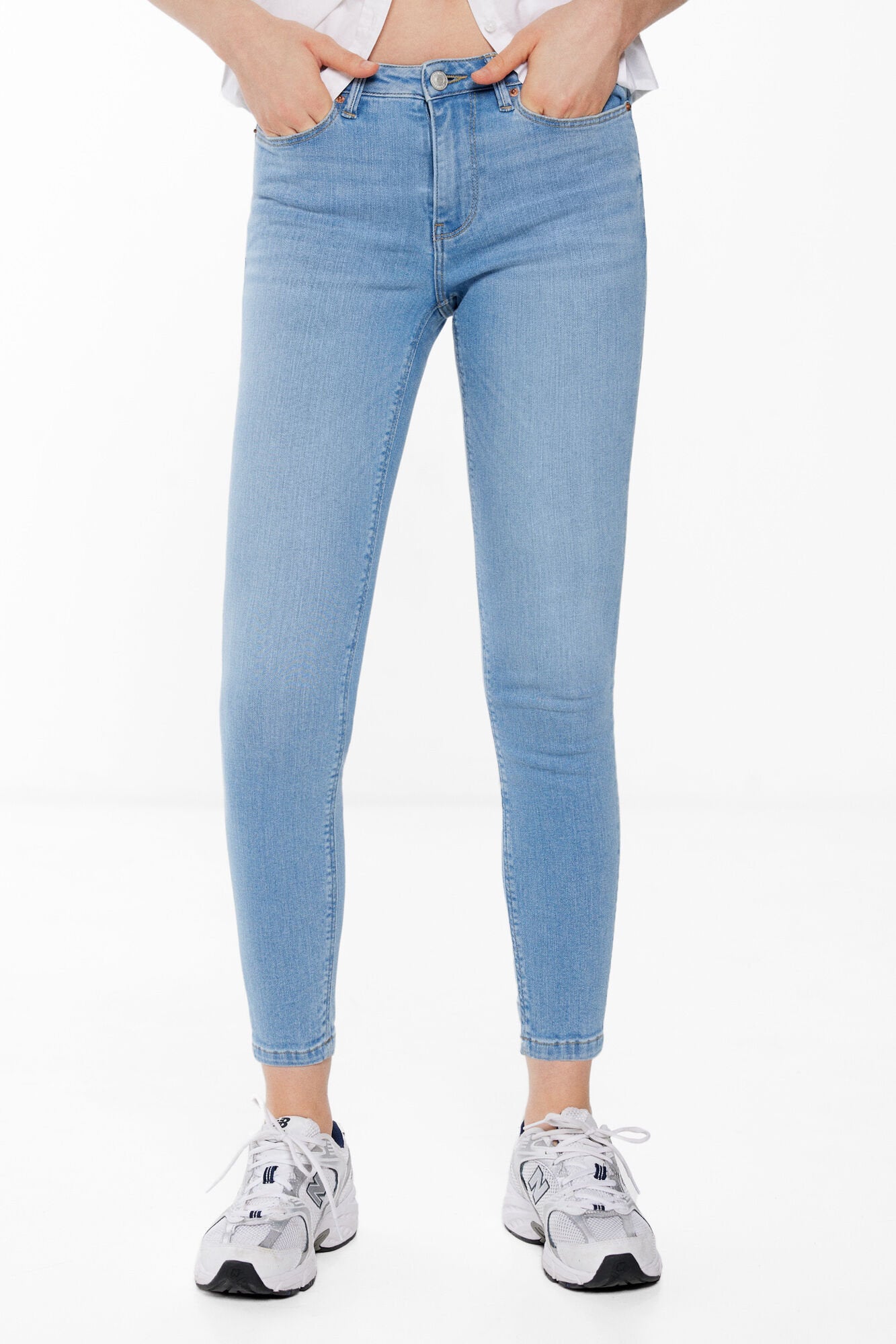 Light Wash Skinny Fit Jeans_6847382_13_06