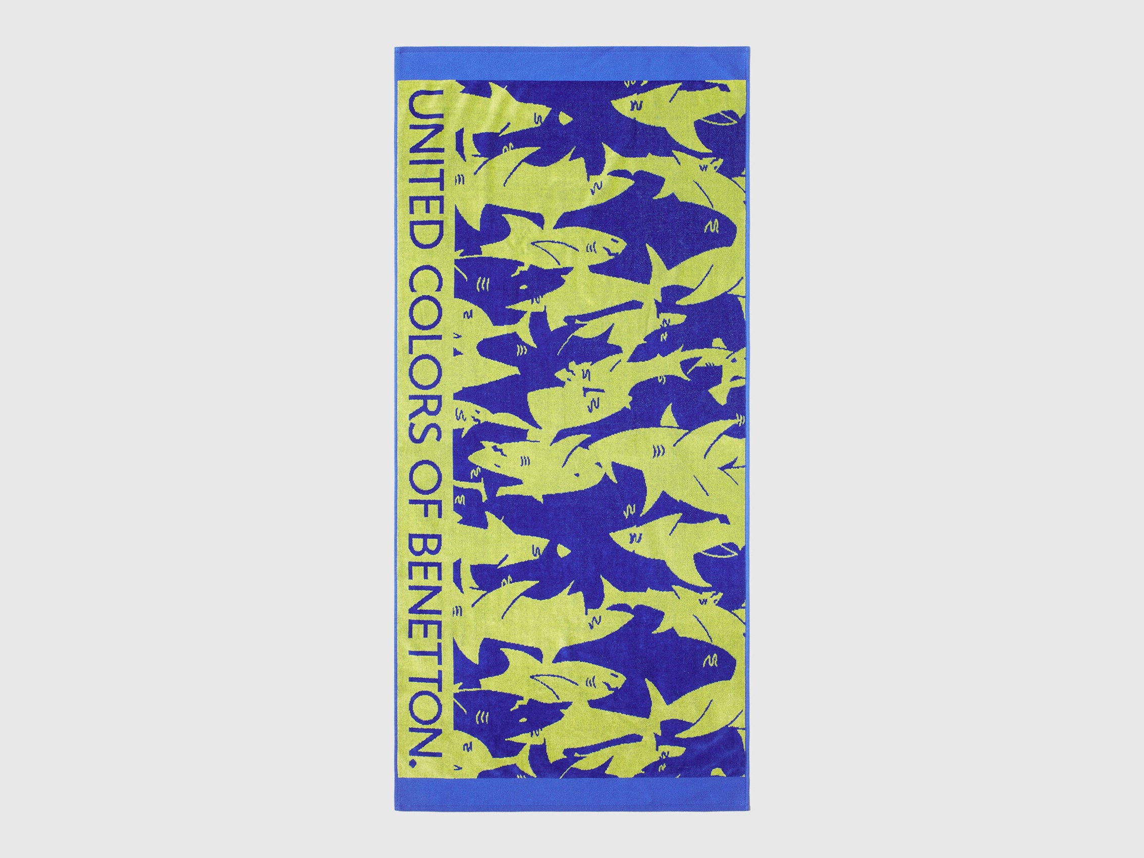 Benetton_Beach Towel with Jacquard Sharks_6H0Q0800Q_902_01