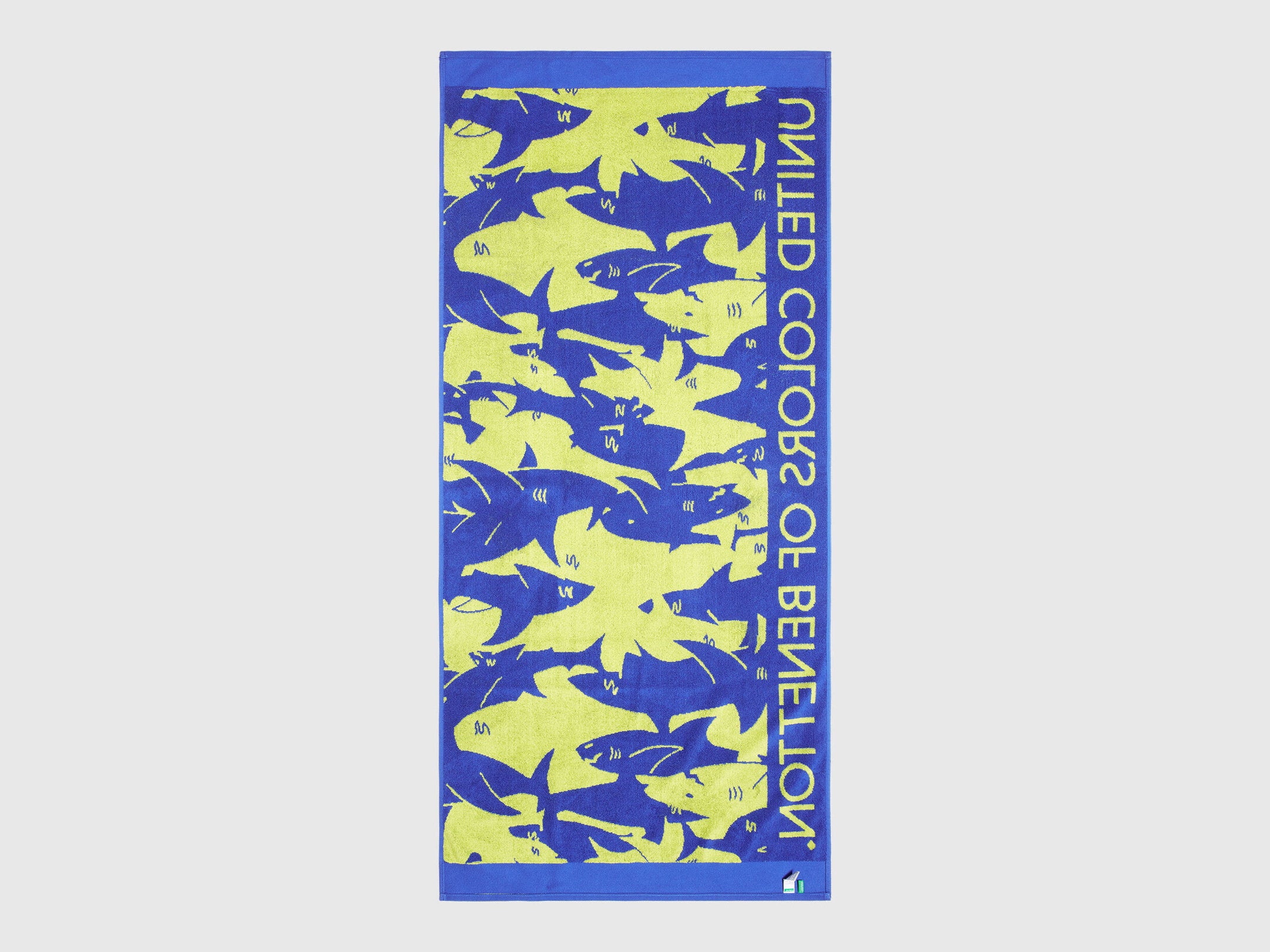 Benetton_Beach Towel with Jacquard Sharks_6H0Q0800Q_902_02