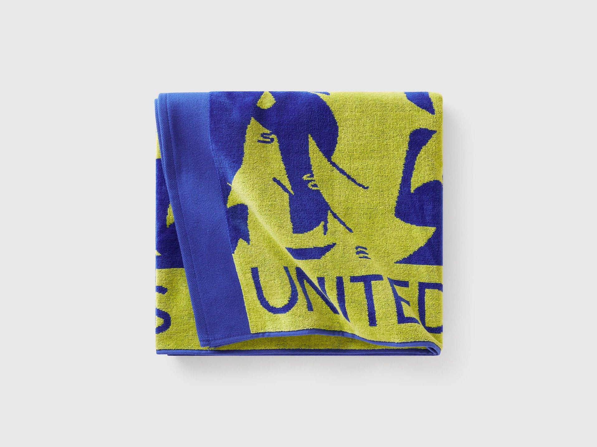 Benetton_Beach Towel with Jacquard Sharks_6H0Q0800Q_902_03