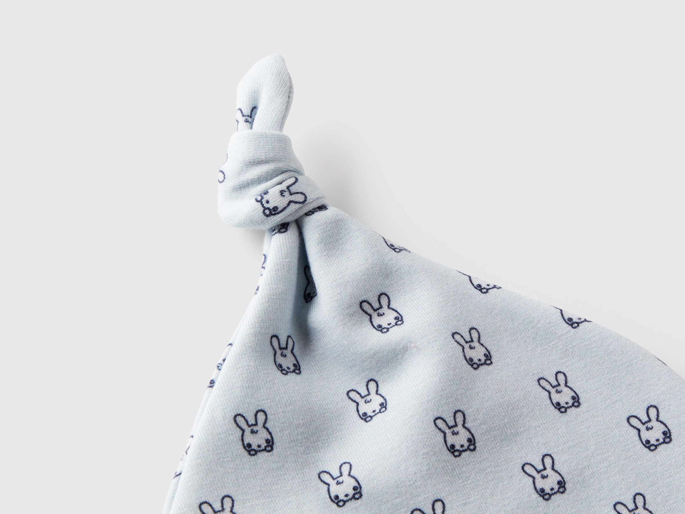 Benetton_Printed Hat with Knot_6SDFAA00V_61K_03