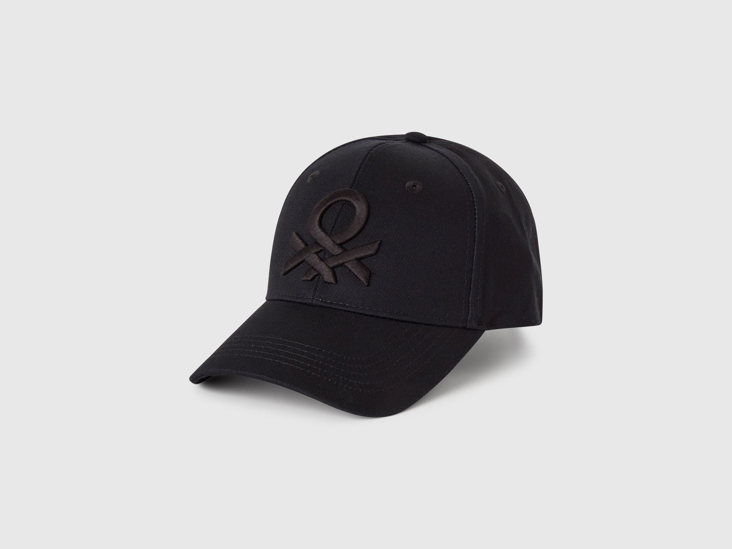 Benetton_Black_Baseball Cap with Embroidered Logo_6WEPUA00Z_100_01