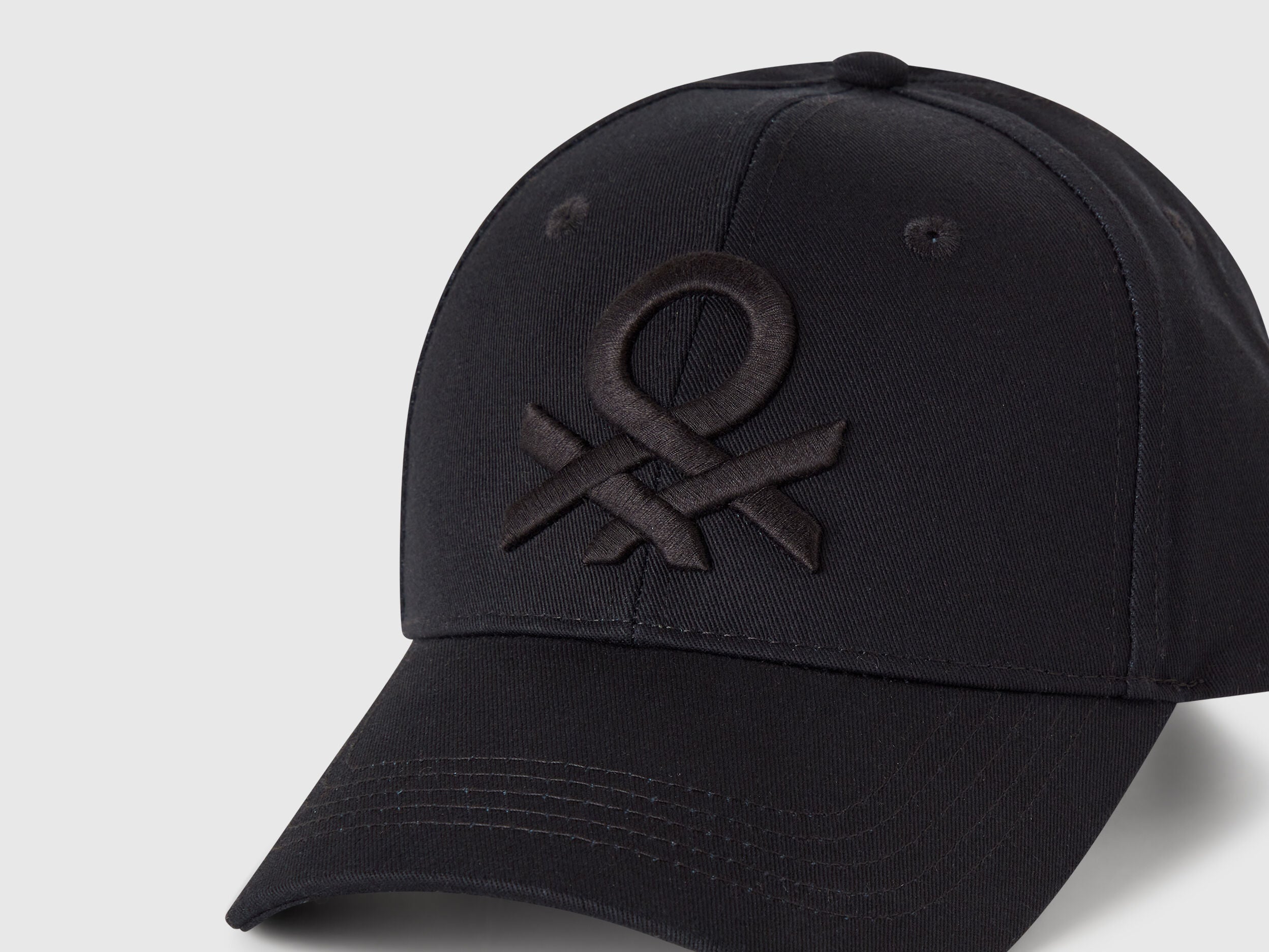 Benetton_Black_Baseball Cap with Embroidered Logo_6WEPUA00Z_100_03