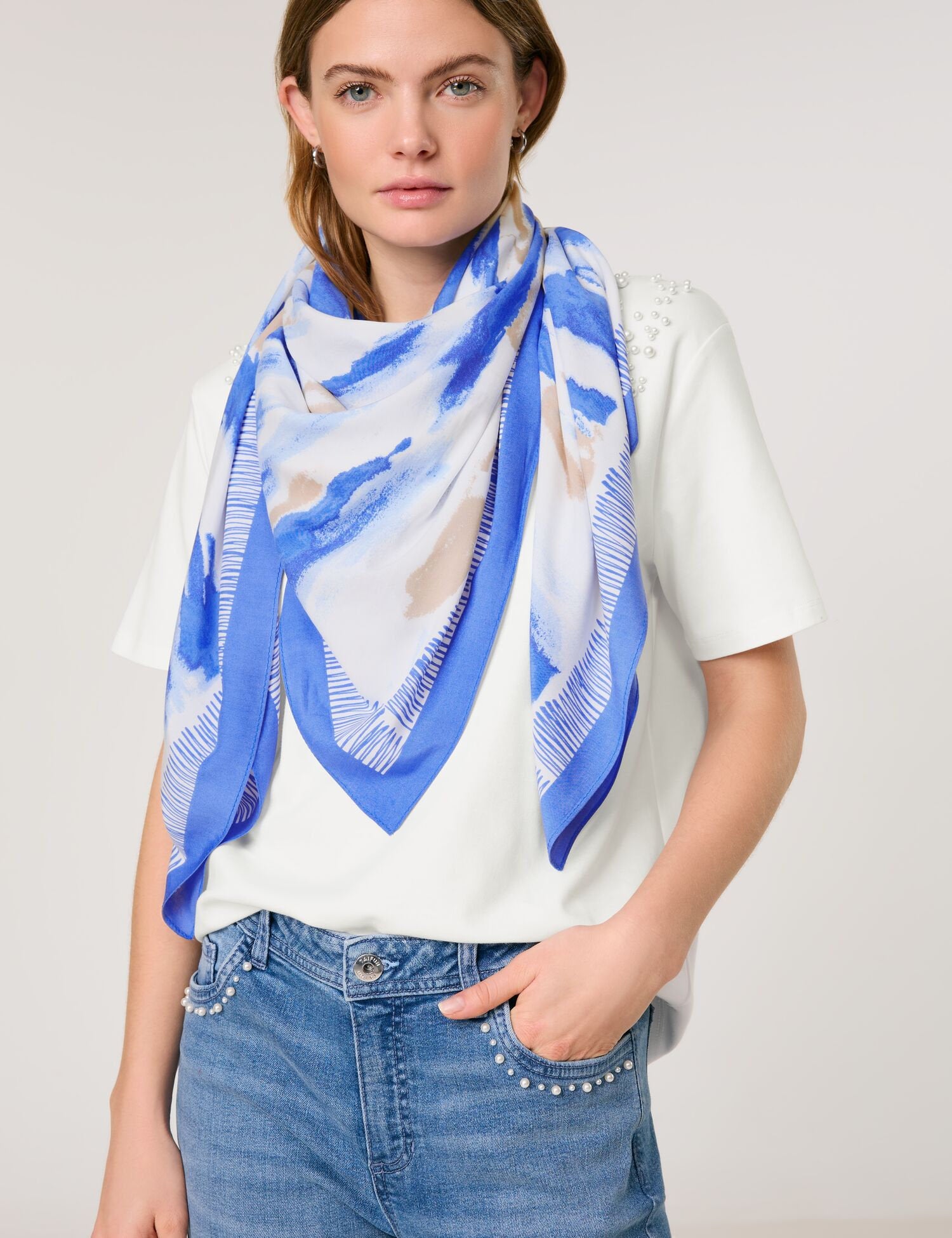 Taifun_Scarf with a Print_700304-13102_8992_01