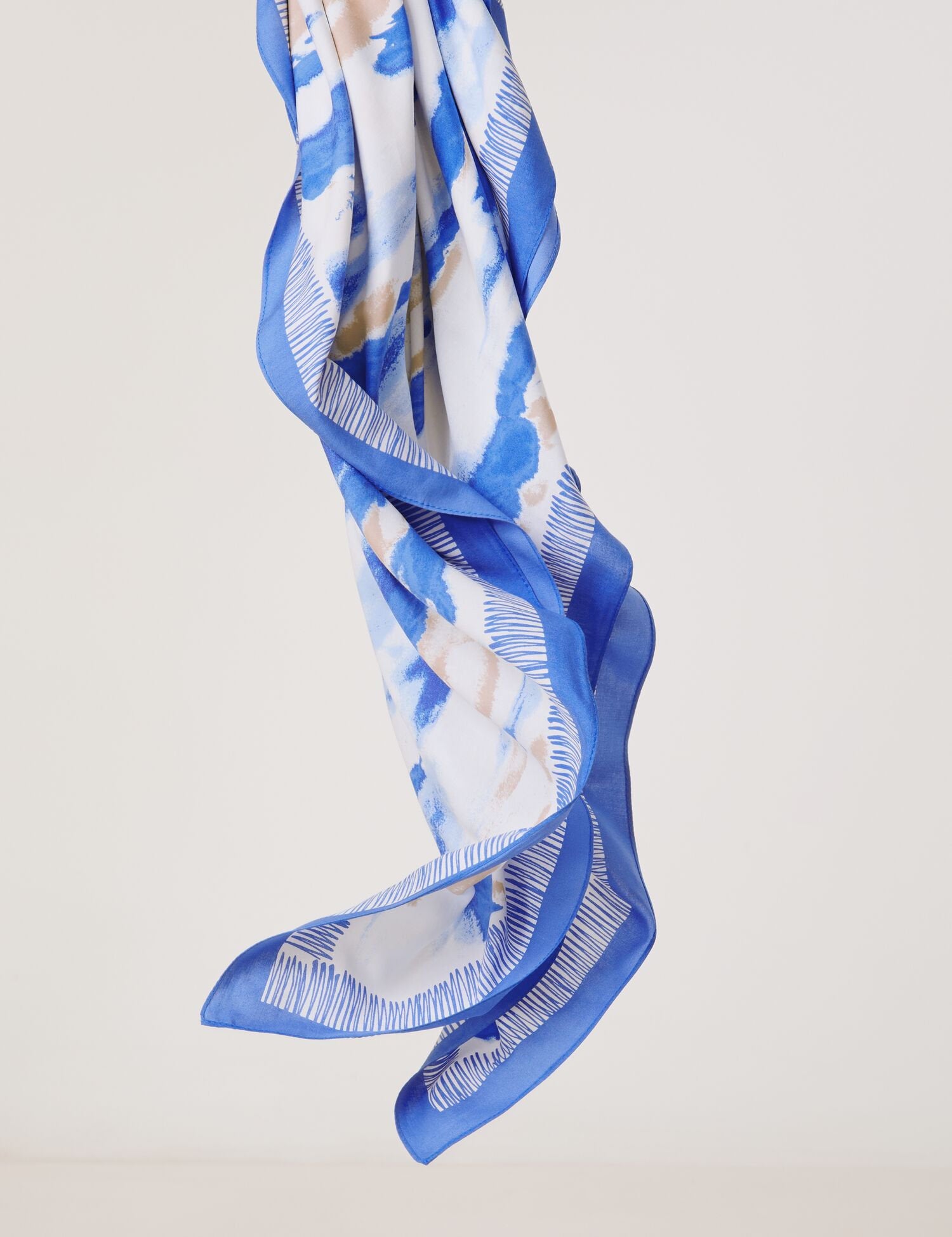 Taifun_Scarf with a Print_700304-13102_8992_05