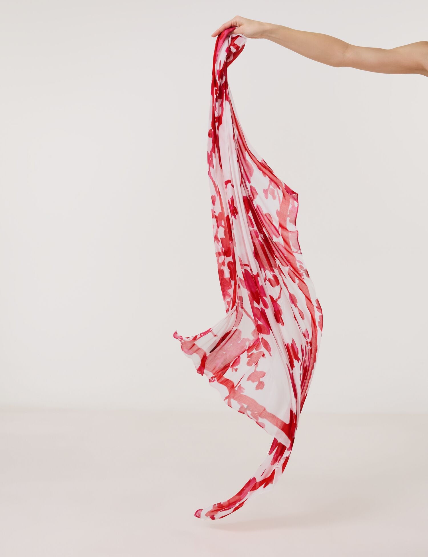 Taifun_Lightweight Scarf with Floral Print_700308-13200_6612_04