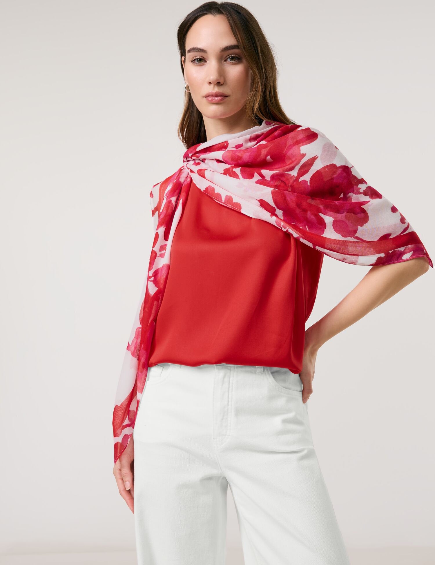 Taifun_Lightweight Scarf with Floral Print_700308-13200_6612_07