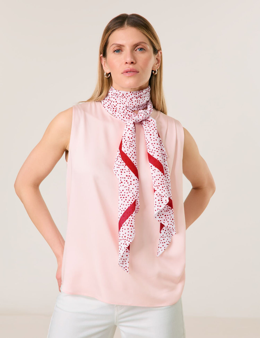 Taifun_Narrow Scarf with a Polka Dot Pattern_700309-13201_3602_02