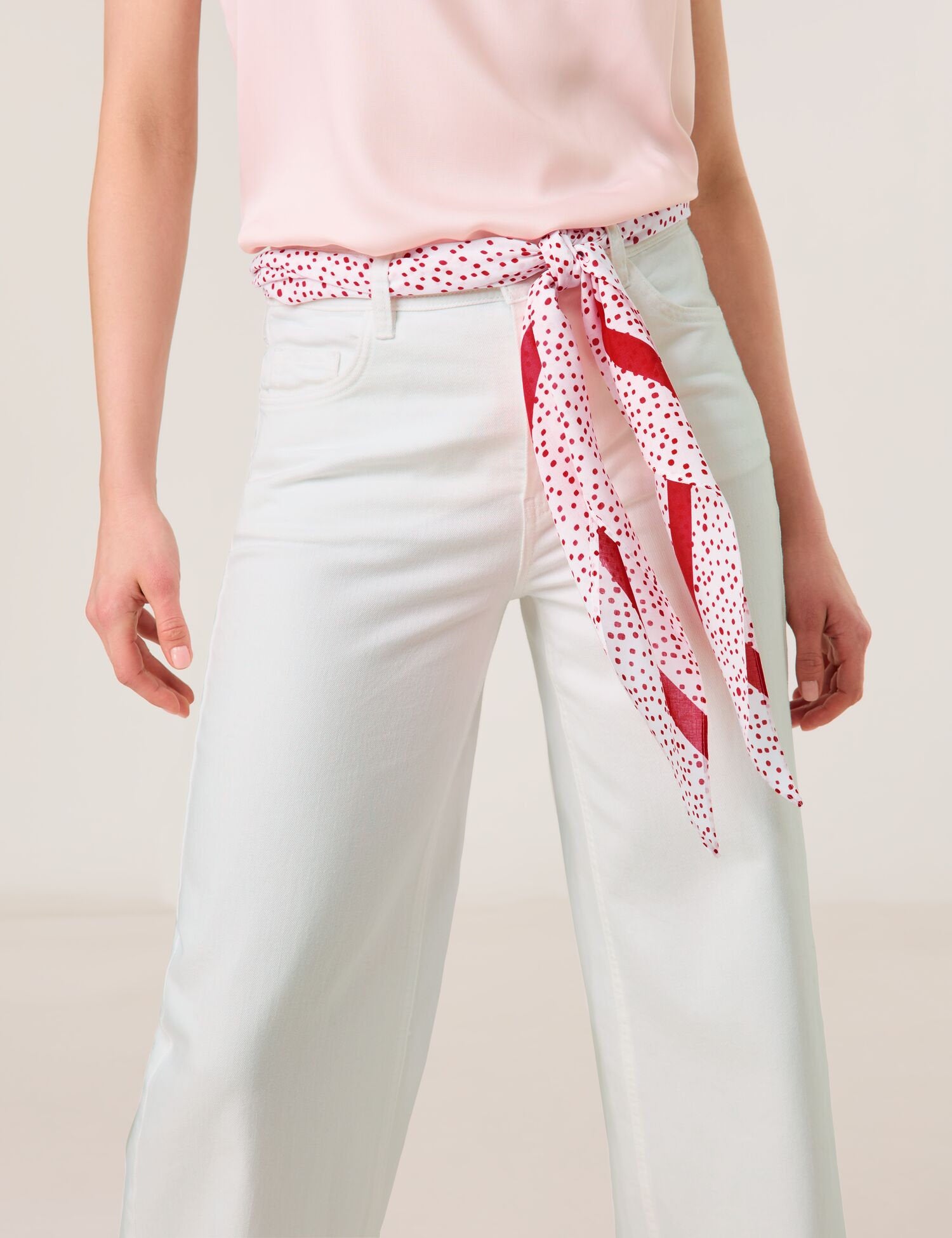 Taifun_Narrow Scarf with a Polka Dot Pattern_700309-13201_3602_03