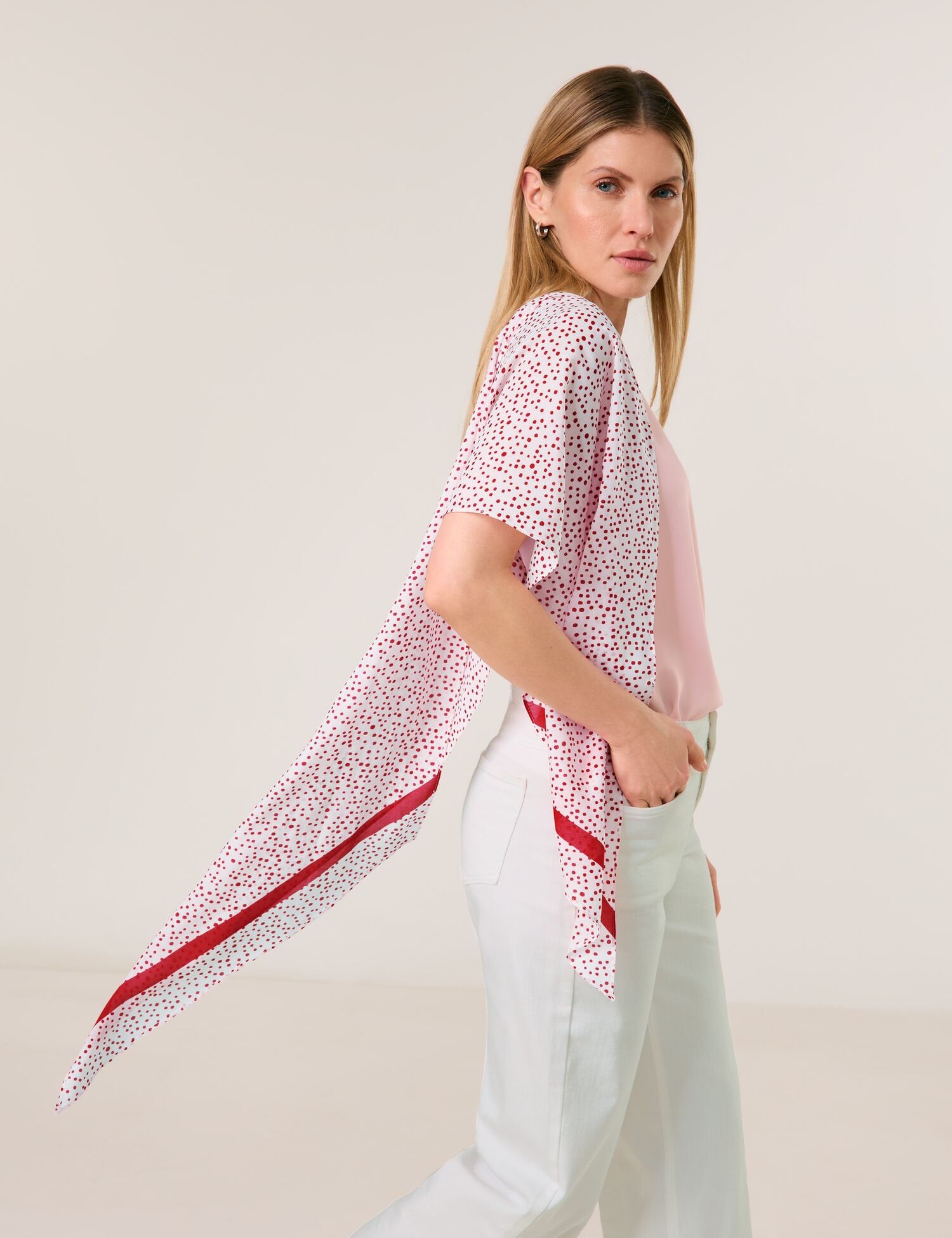 Taifun_Narrow Scarf with a Polka Dot Pattern_700309-13201_3602_04