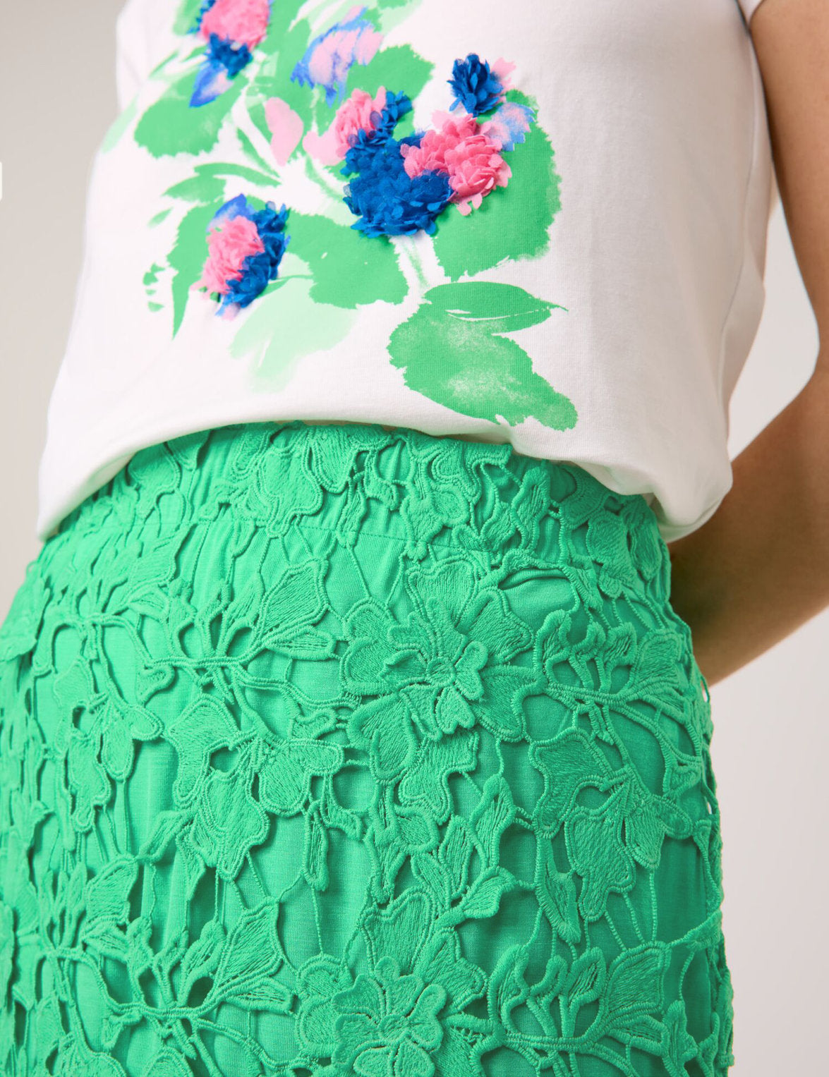 Taifun_Elegant Skirt Made of 3D Lace_711305-16125_5720_04