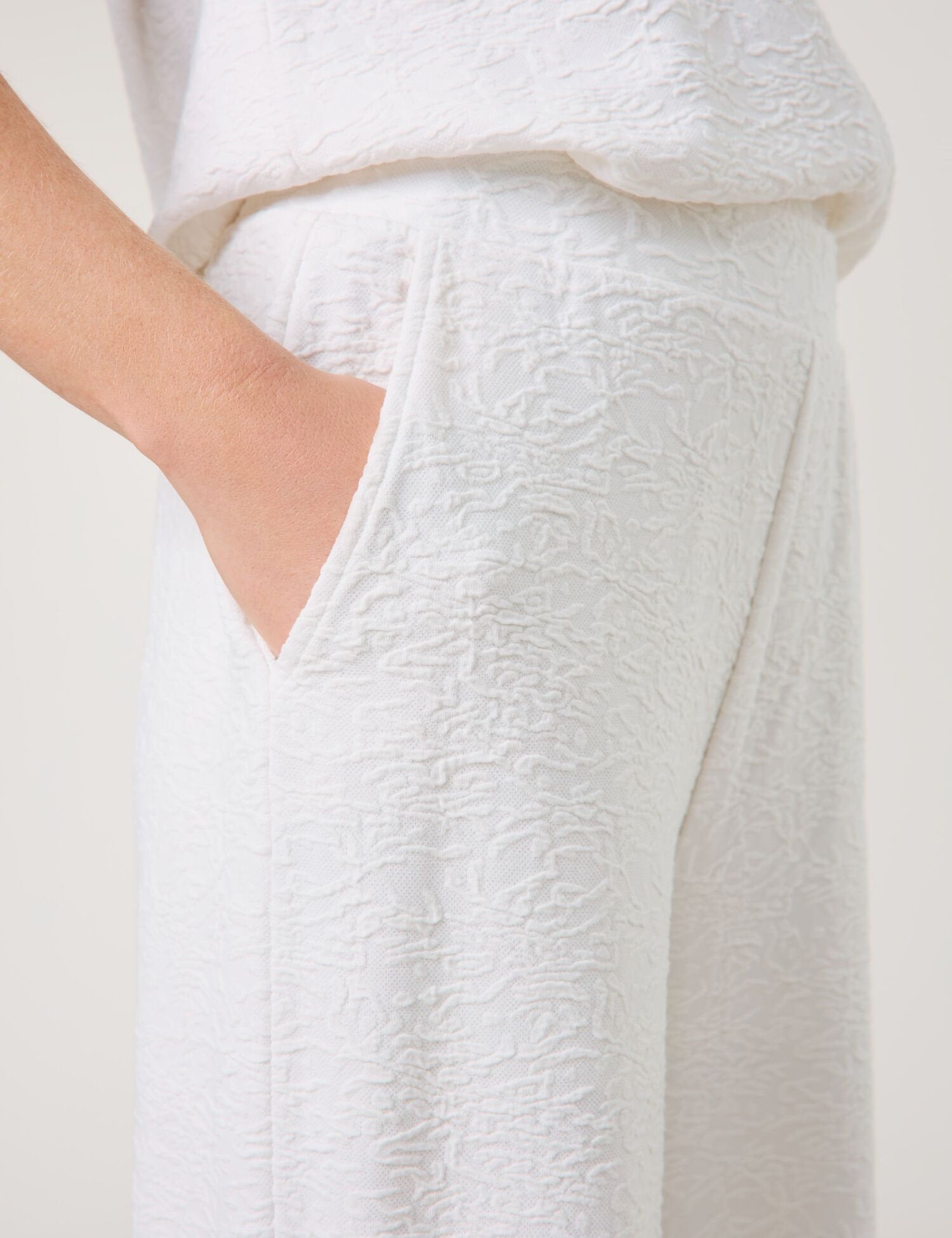 Taifun_Pull-On Trousers Made of Stretchy Textured Jersey_721302-16146_9700_04