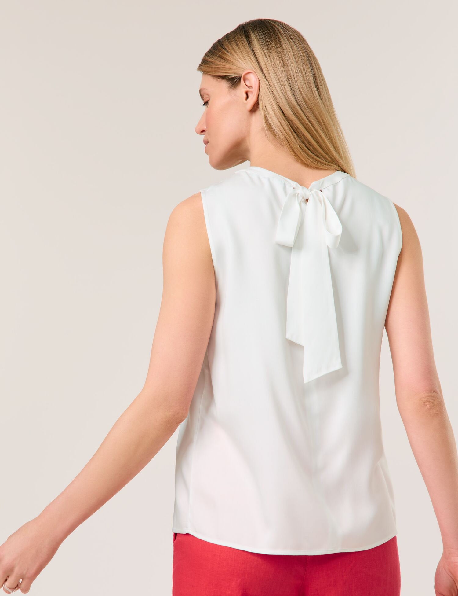 Taifun_Sleeveless Blouse with Floral Details_760334-11228_9702_03