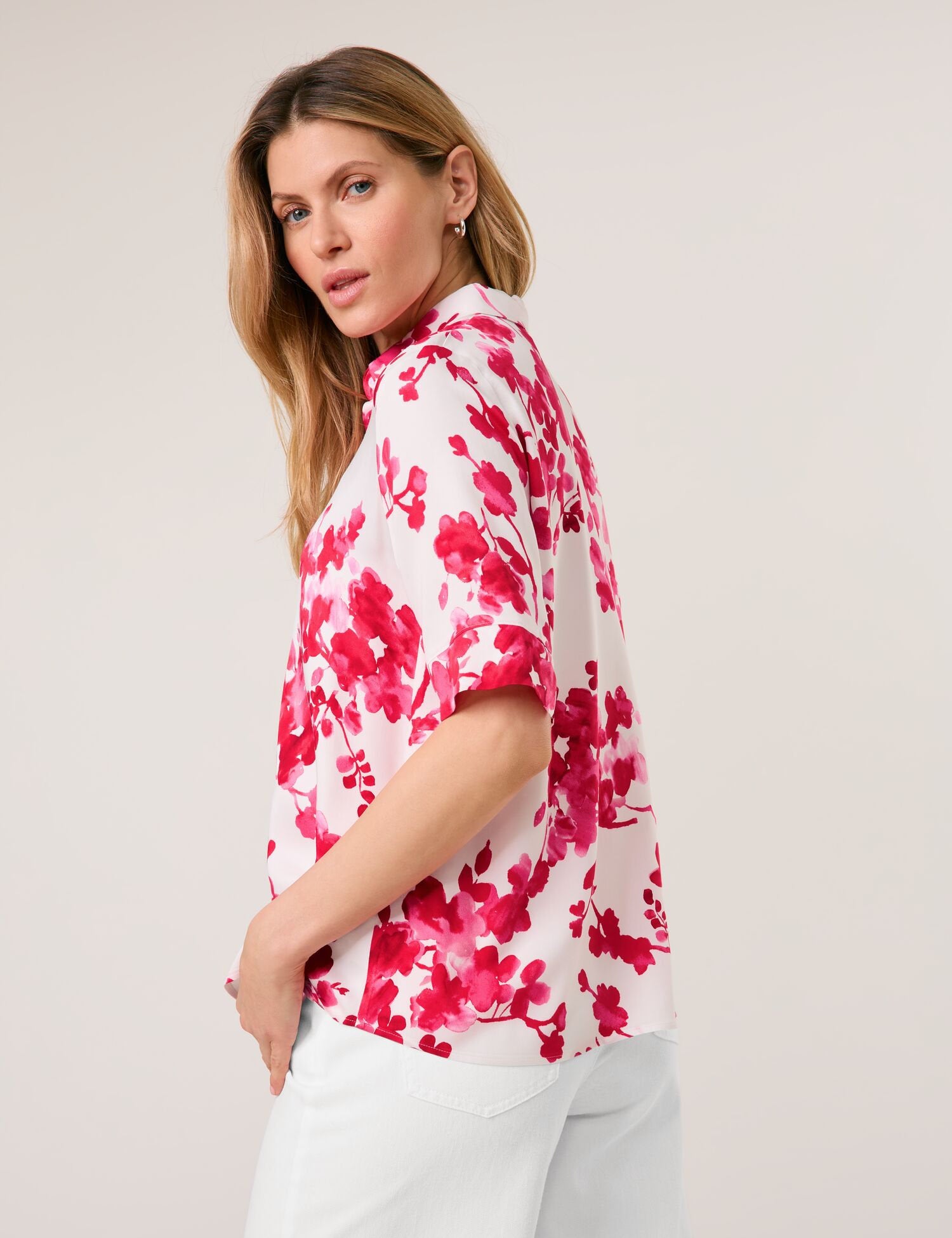 Taifun_Short Sleeve Blouse with a Floral Pattern_760343-11203_6612_03
