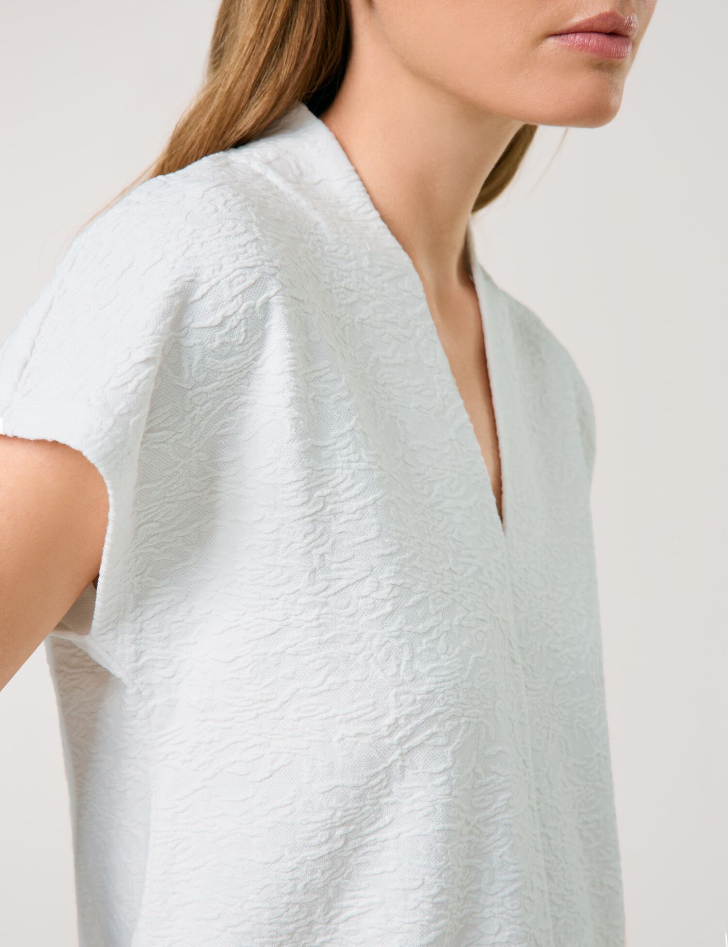 Taifun_Textured Top with a V-Neckline_771343-16146_9700_04