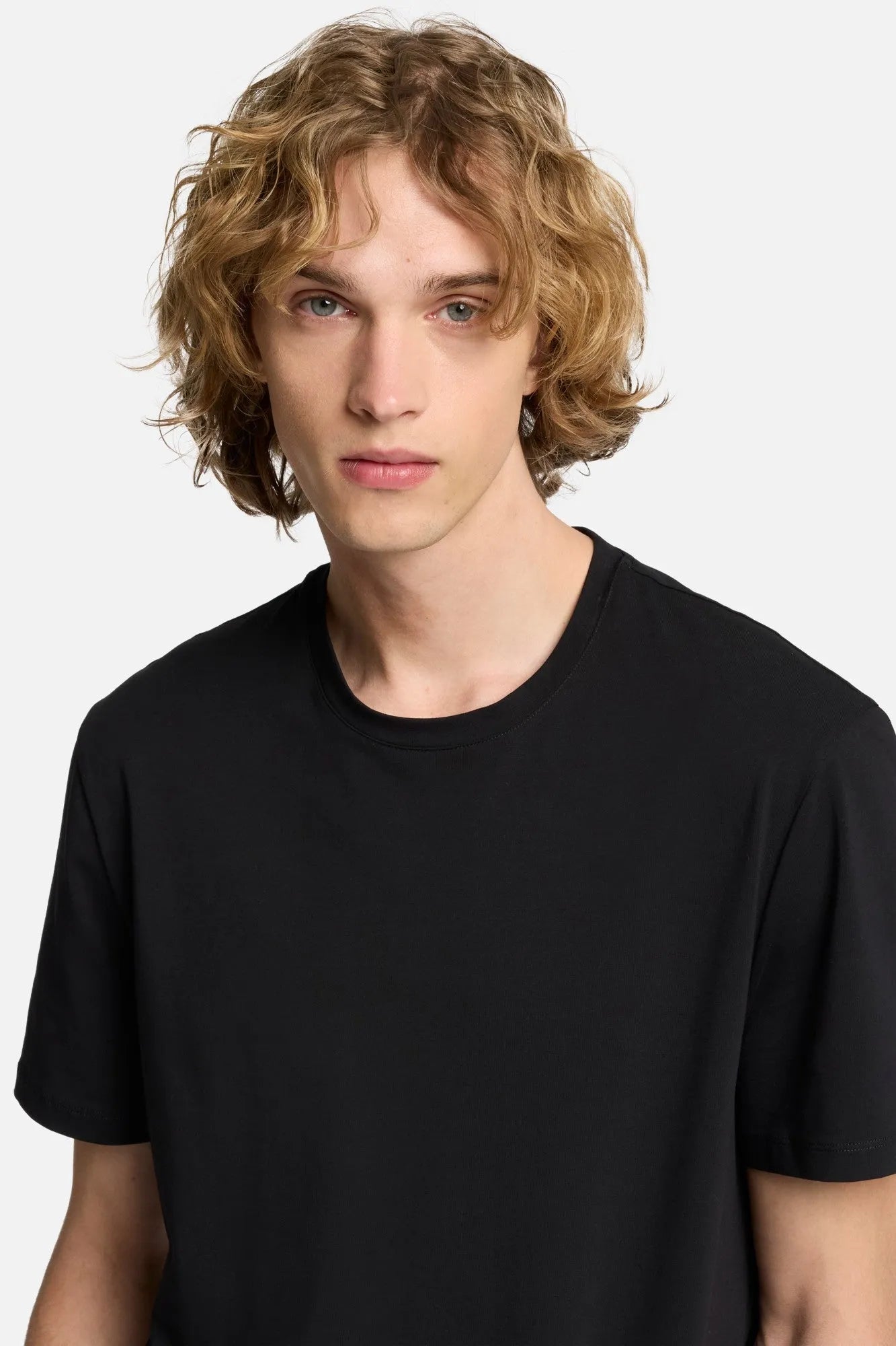 7 For All Mankind Black Men Tee in Luxe Performance SKU: 7MR01237_BLK Image 04