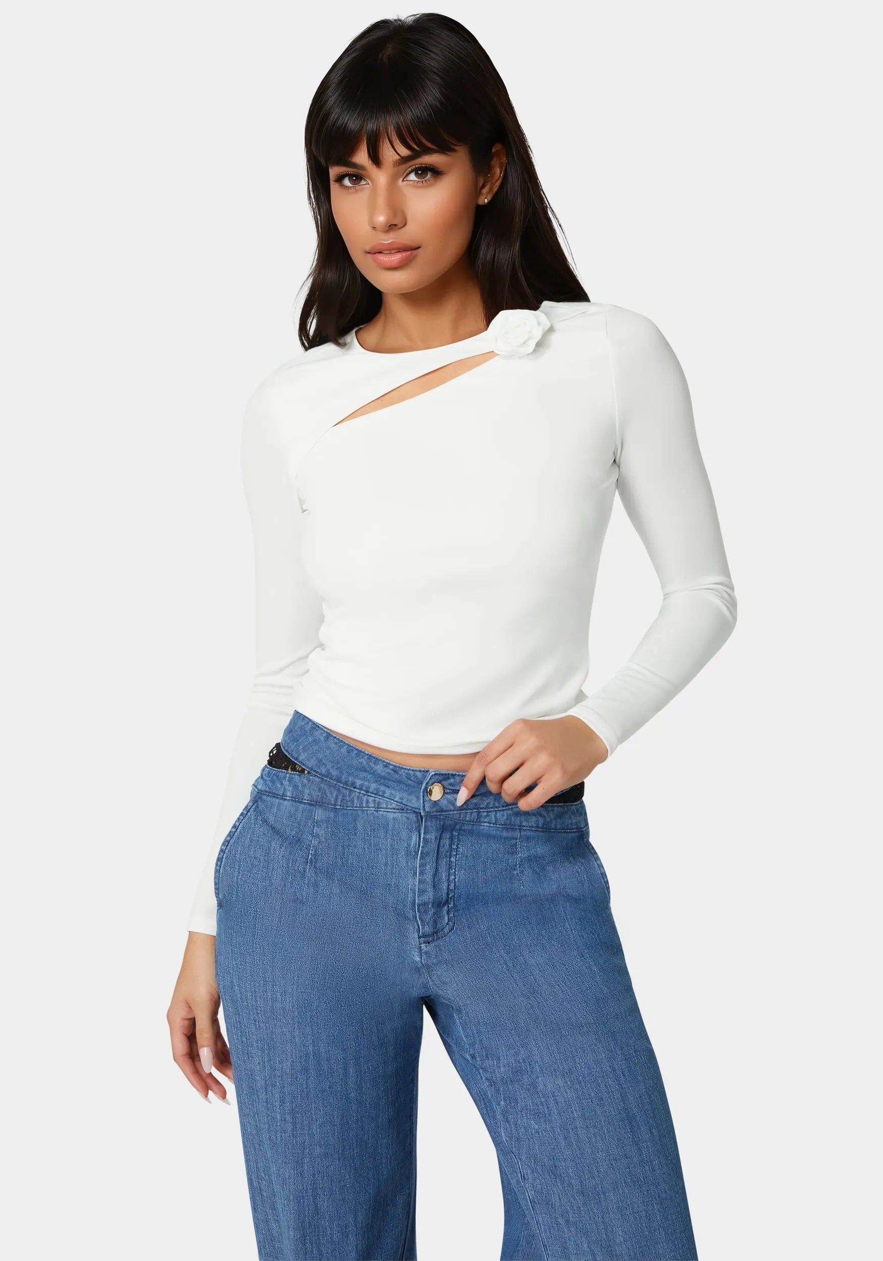 Bebe_Cut Out Flower Long Sleeve Top_7SKL0222BE_WHITE ALYSSUM_01