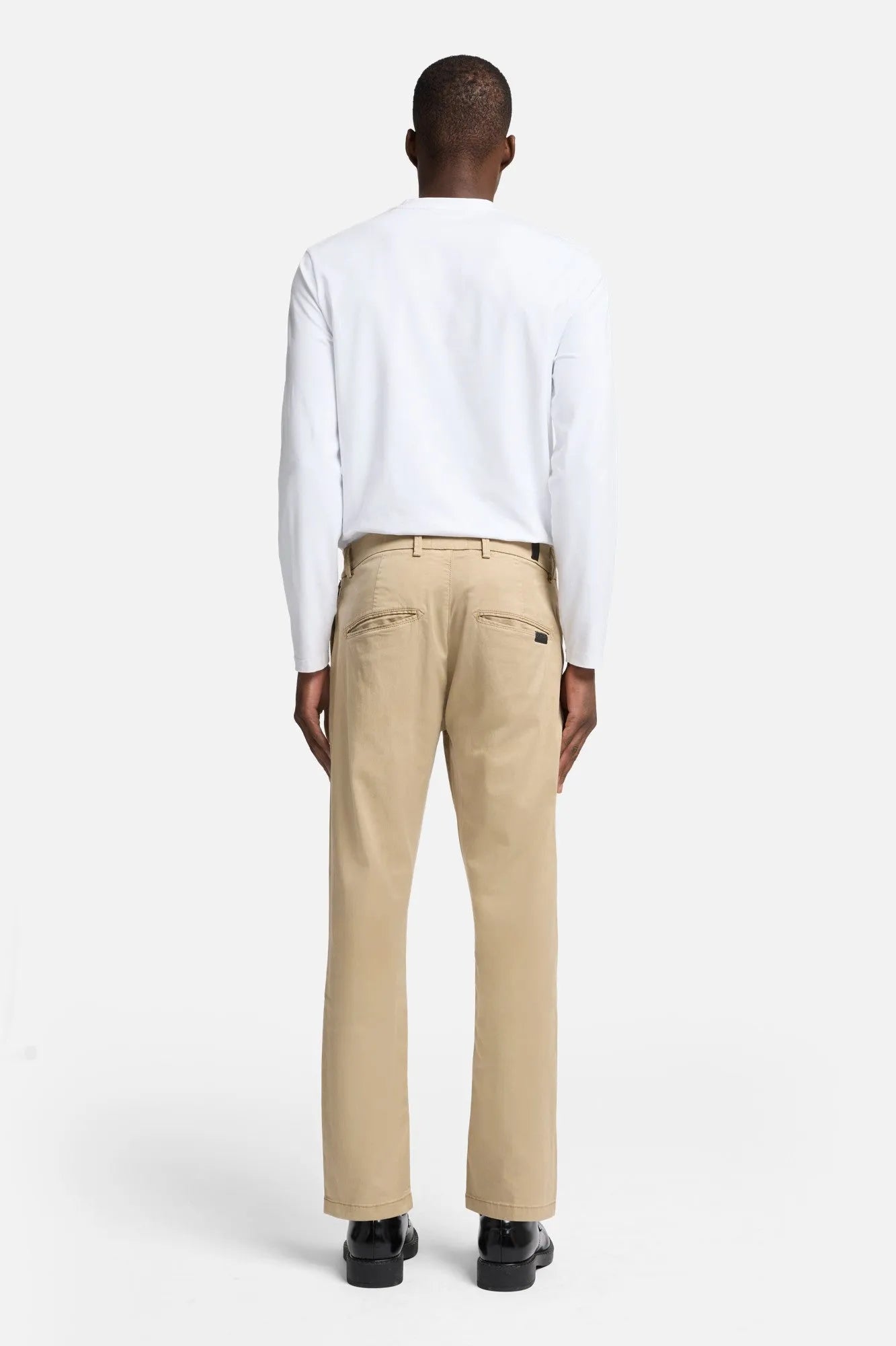 7 For All Mankind Arizona Men Adrien Chino in Weightless SKU: 7T809C23_X42 Image 05