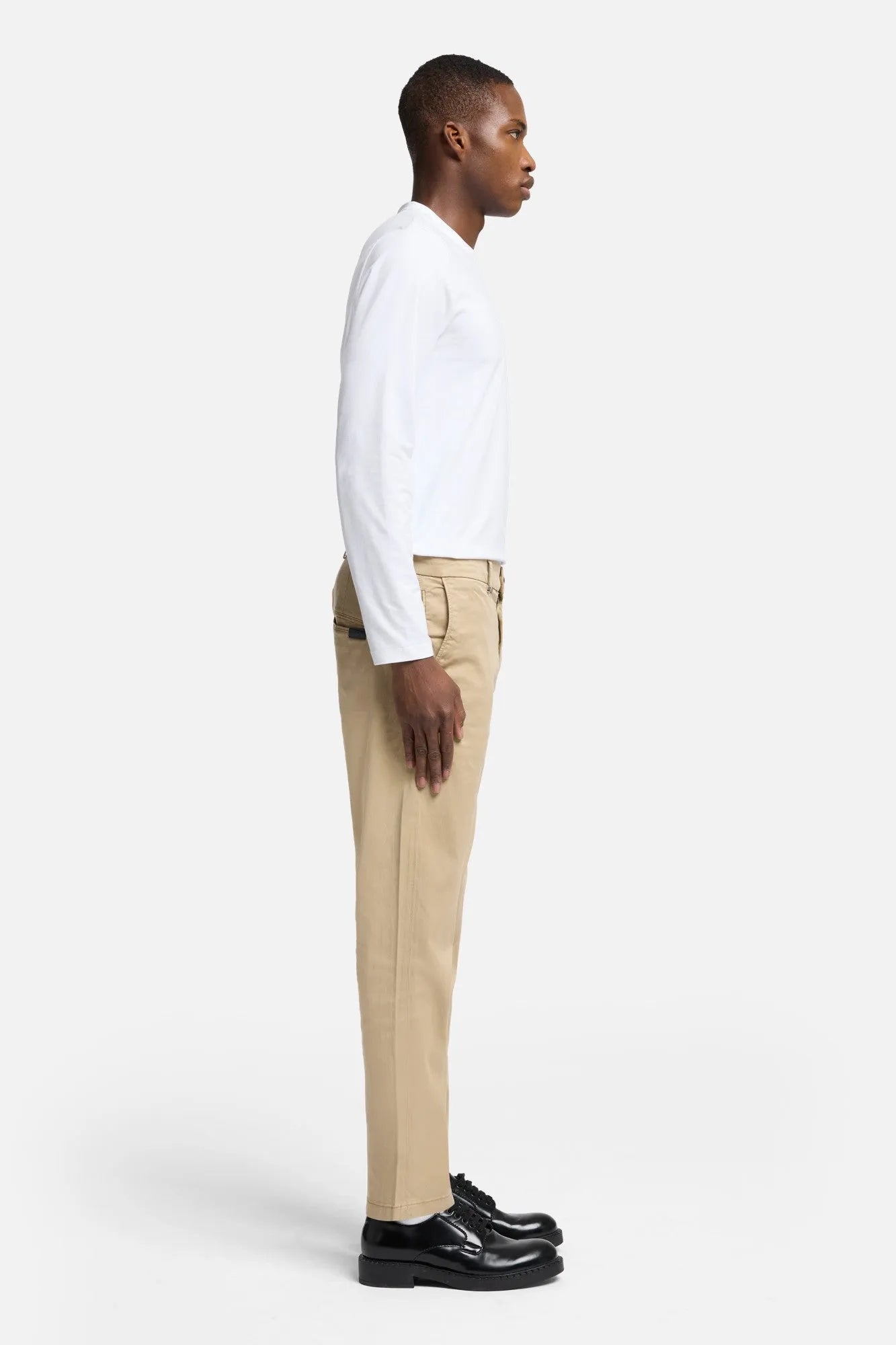 7 For All Mankind Arizona Men Adrien Chino in Weightless SKU: 7T809C23_X42 Image 06