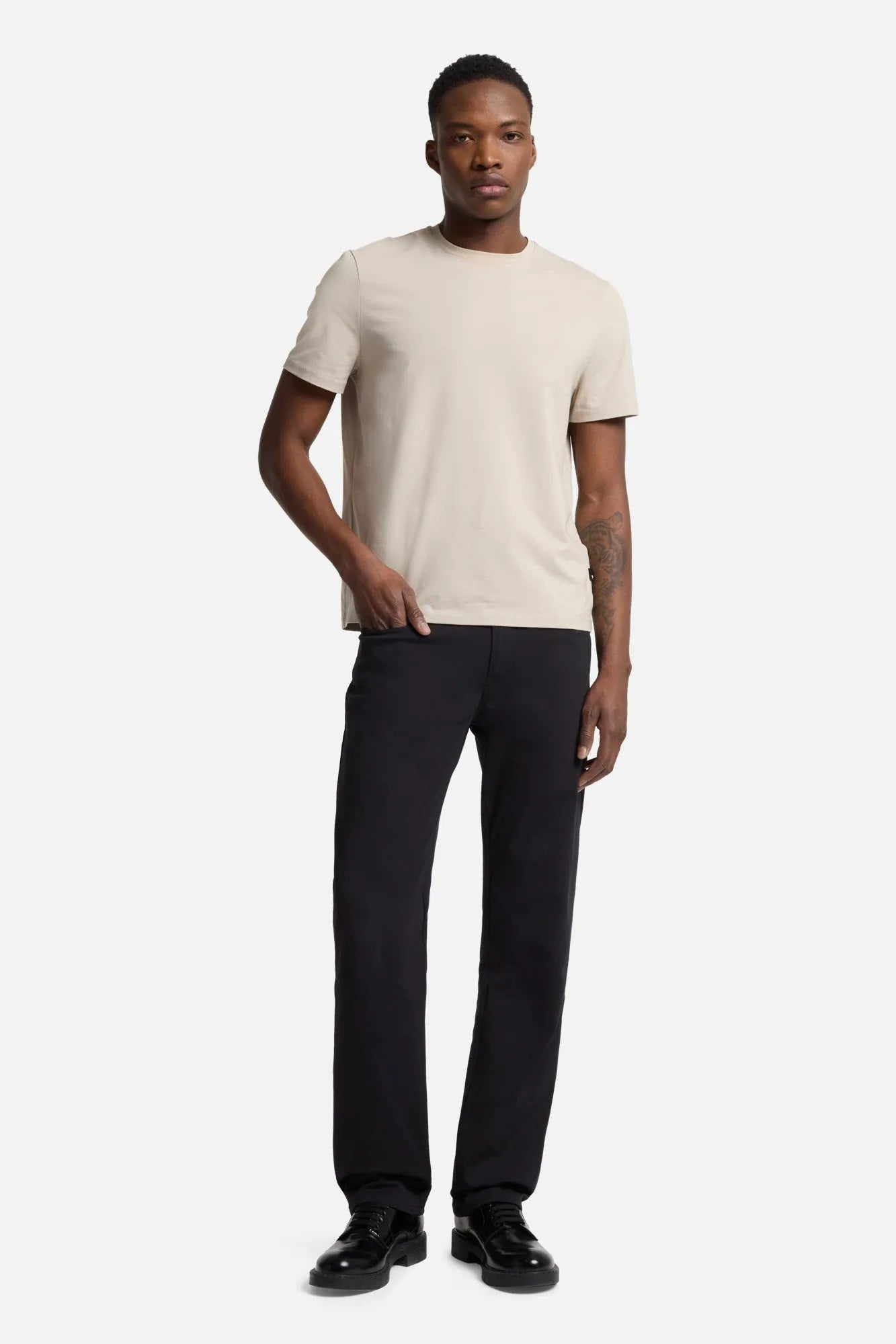 7 For All Mankind Black Men The Straight in Luxe Performance Knit SKU: 7TE70E23_BKN Image 02