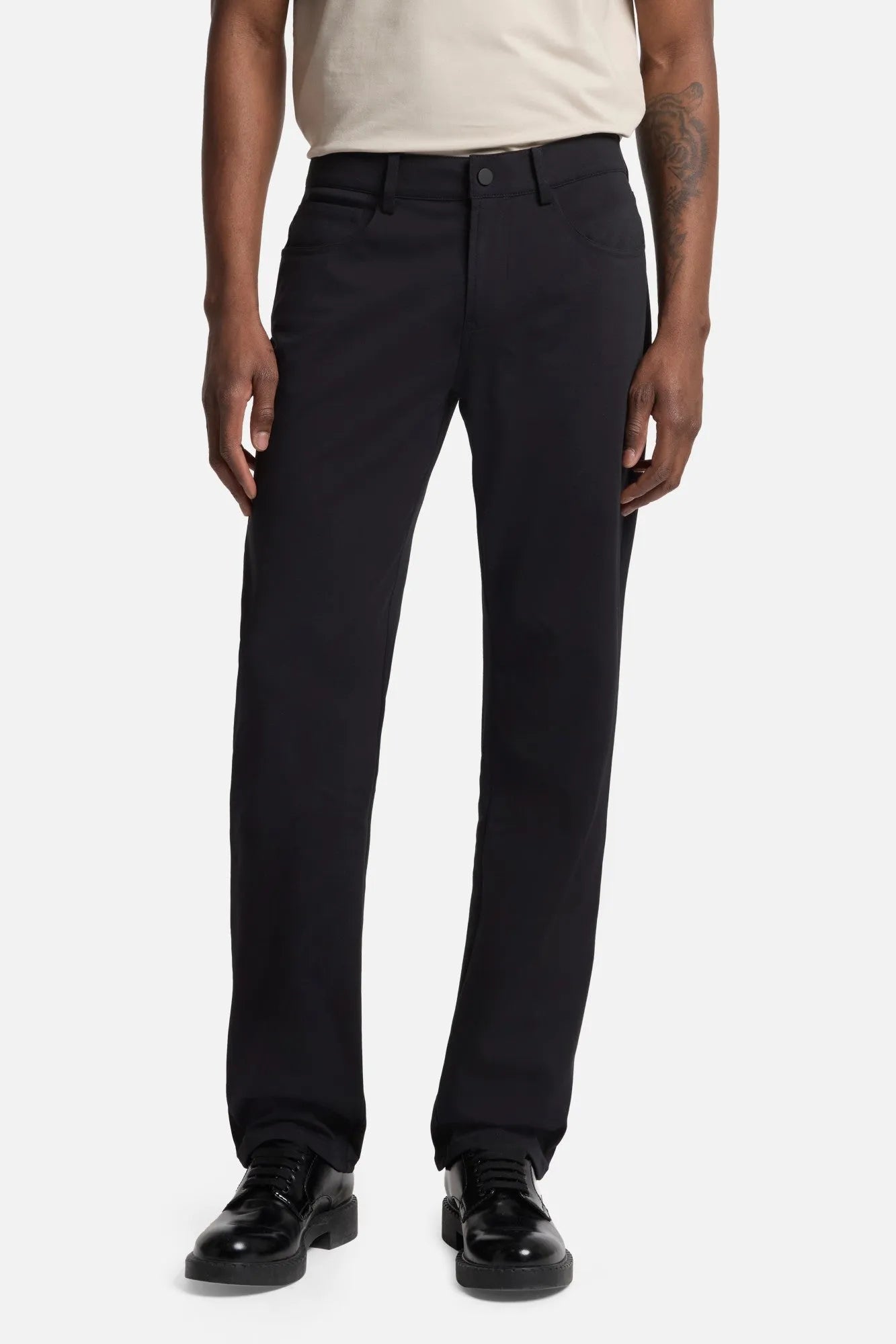 7 For All Mankind Black Men The Straight in Luxe Performance Knit SKU: 7TE70E23_BKN Image 03