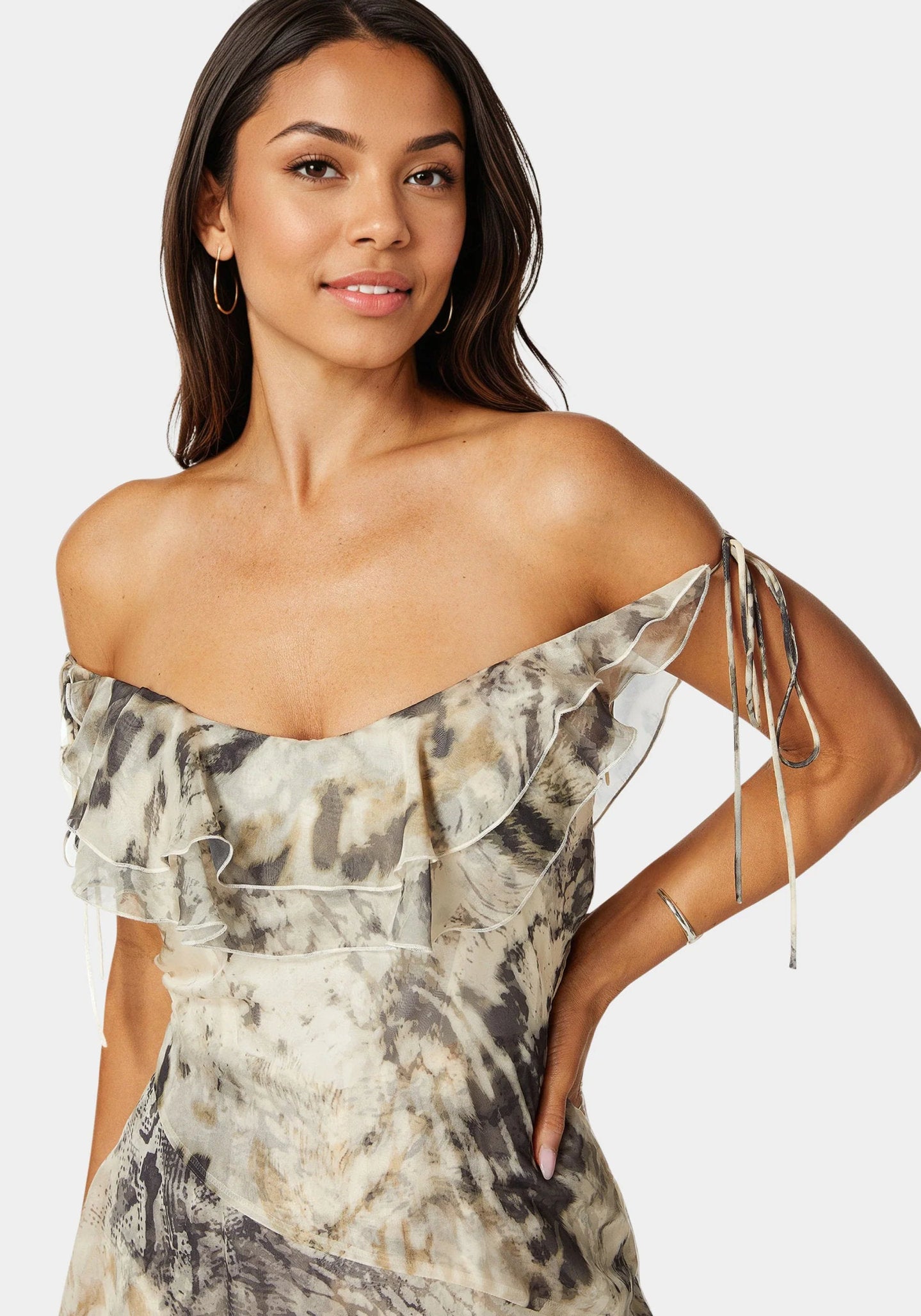 Bebe_Off Shoulder Flowy Romper_7swr0071be_Jungle Bloom Print_05