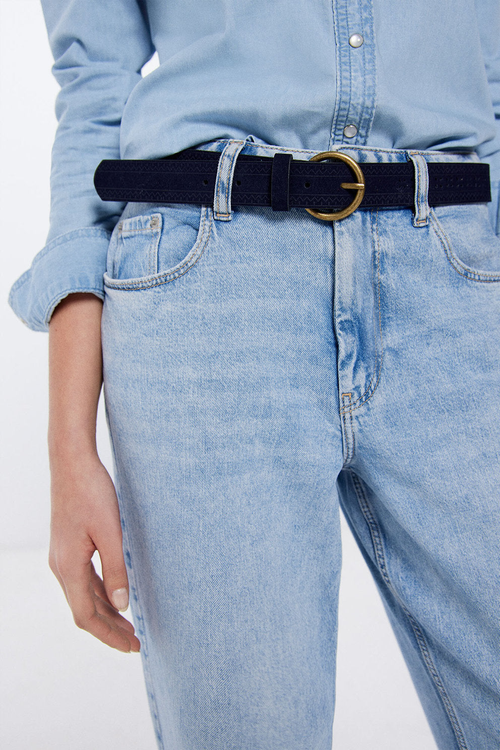 Belt With Gold Buckle_8467057_90_02