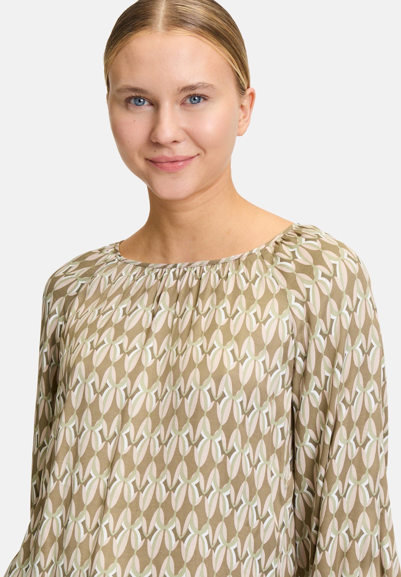 Betty Barclay_Pull-On Blouse with A Round Neckline_8824-1133_5819_06