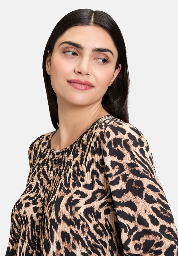 Betty Barclay_Black/Beige_Slip Blouse with Pleats_8908-1465_9875_06