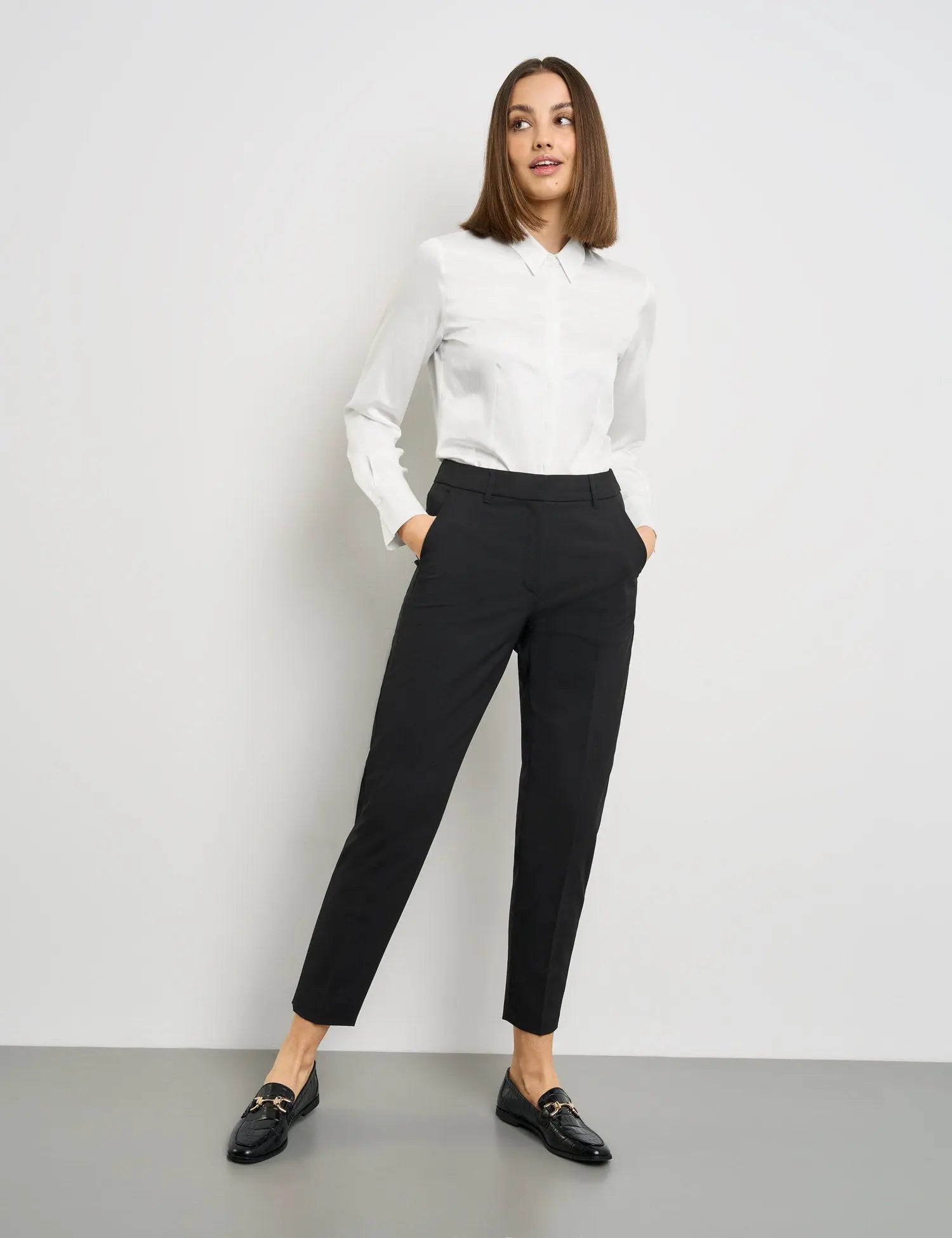 Taifun_Crease-Resistant 7/8-Length Trousers in a Slim Fit_920984-19800_1100_01