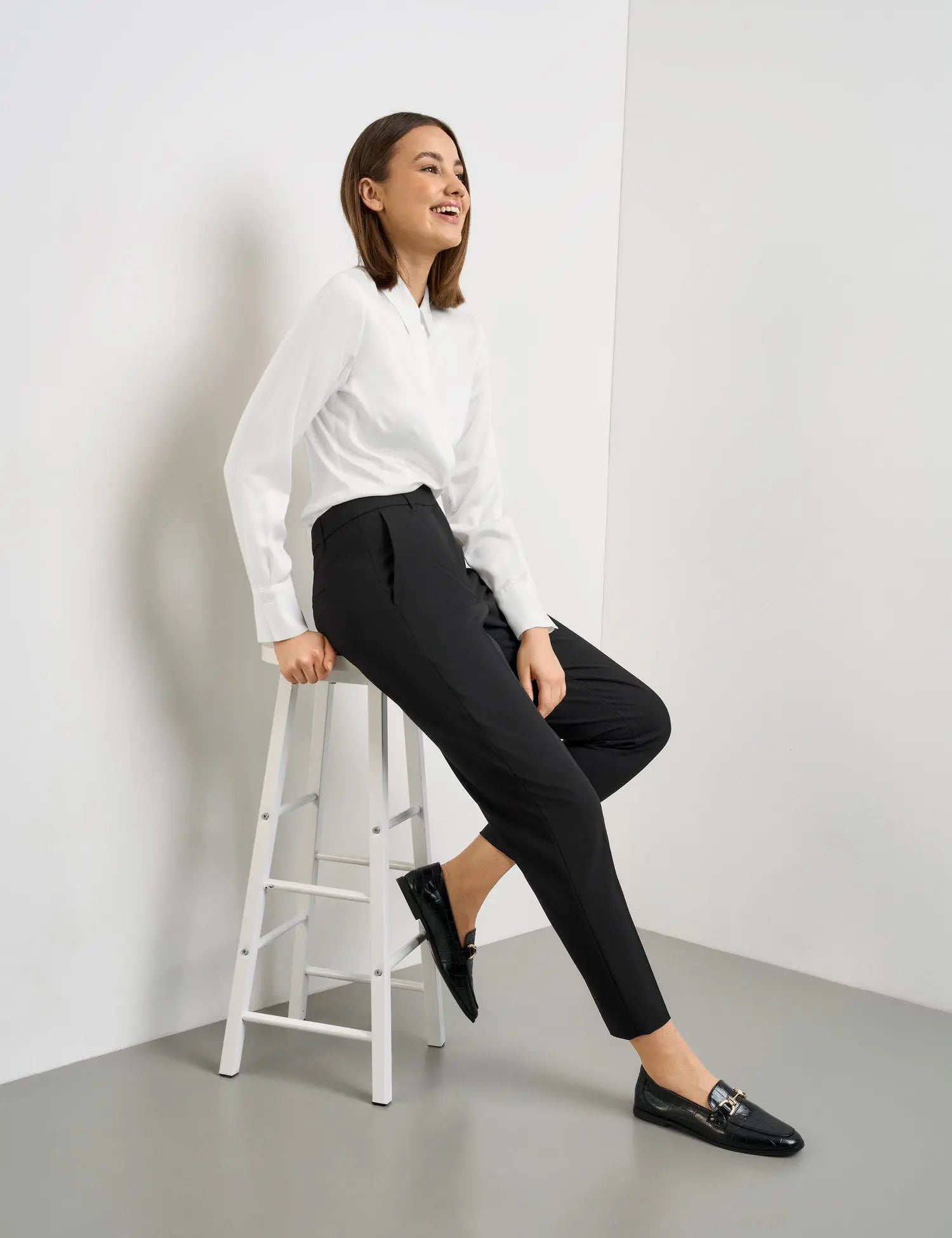Taifun_Crease-Resistant 7/8-Length Trousers in a Slim Fit_920984-19800_1100_05