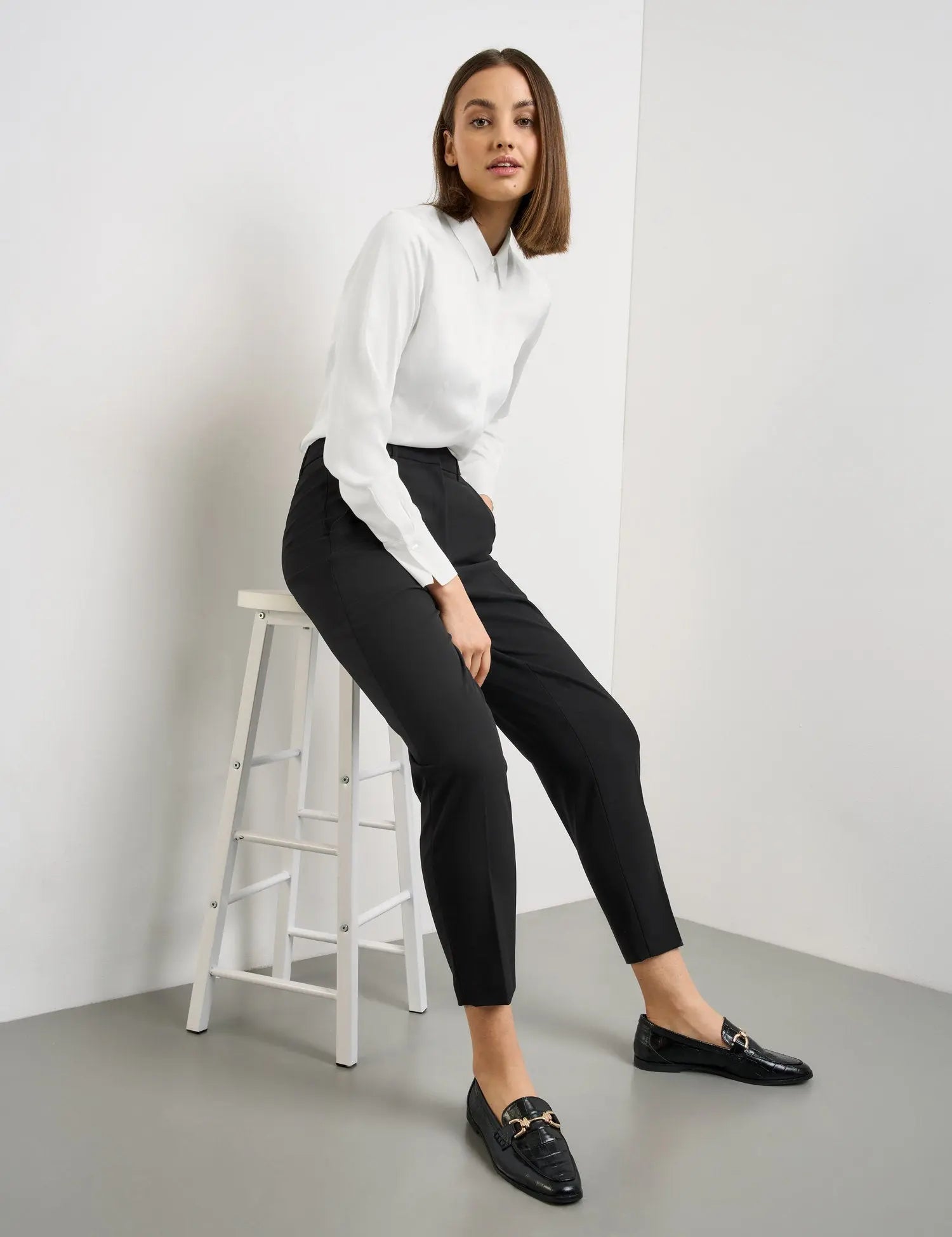 Taifun_Crease-Resistant 7/8-Length Trousers in a Slim Fit_920984-19800_1100_06
