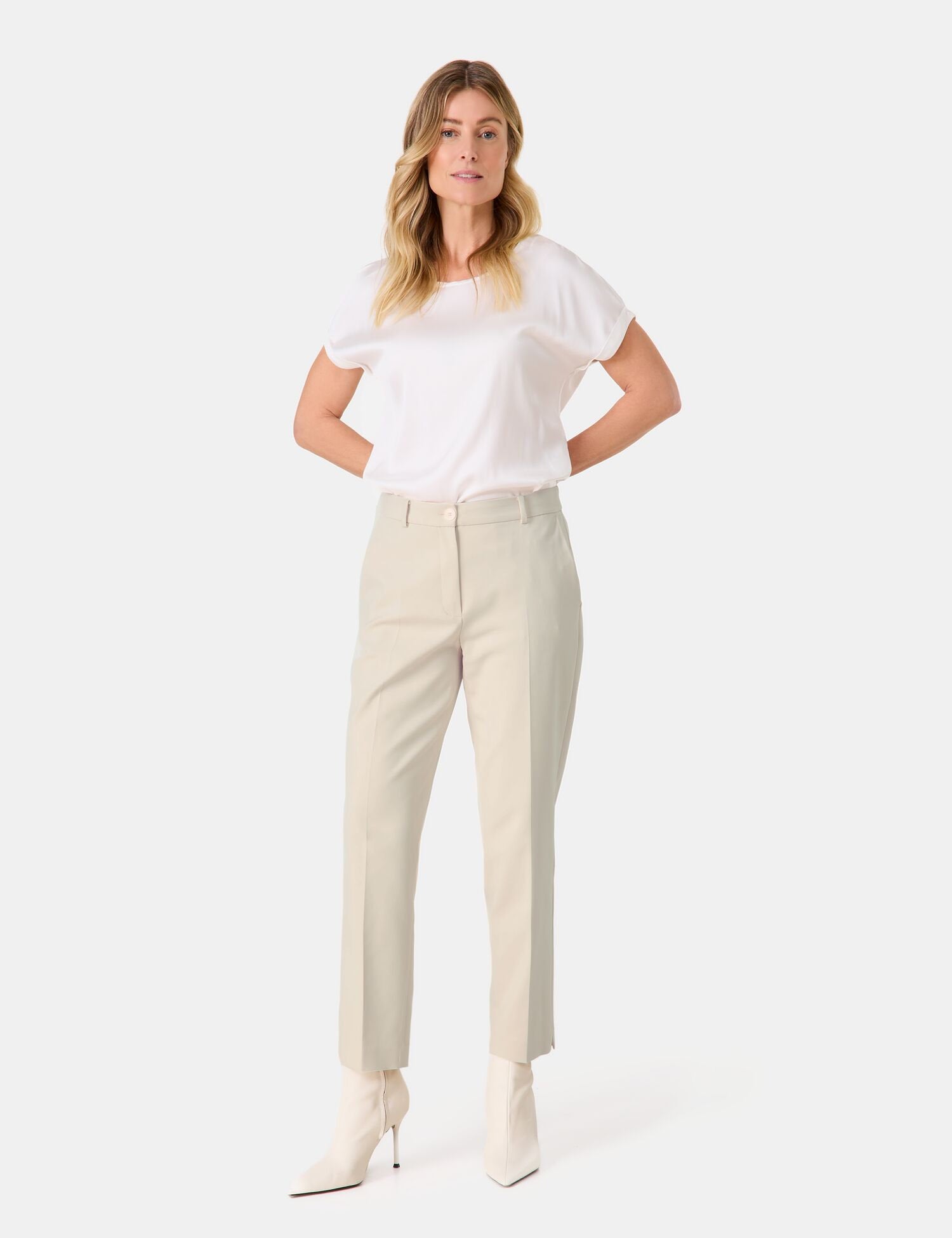 Gerry Weber_Comfortable Chinos with Hem Slits_925063-31335_90138_06