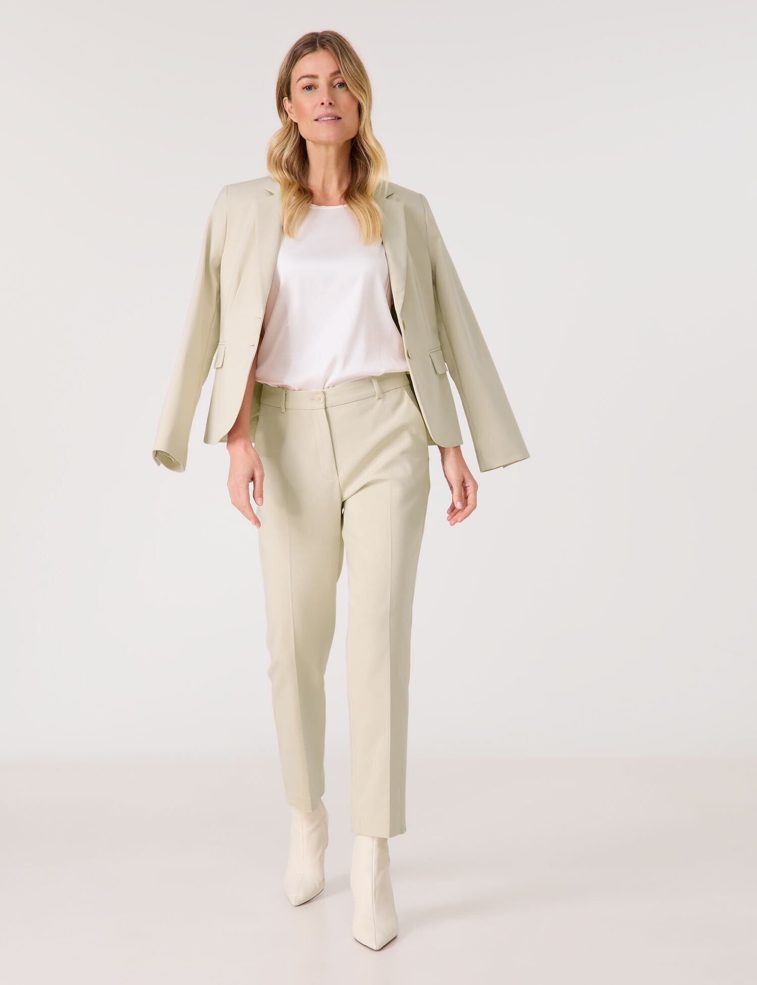 Gerry Weber_Comfortable Chinos with Hem Slits_925063-31335_90138_08