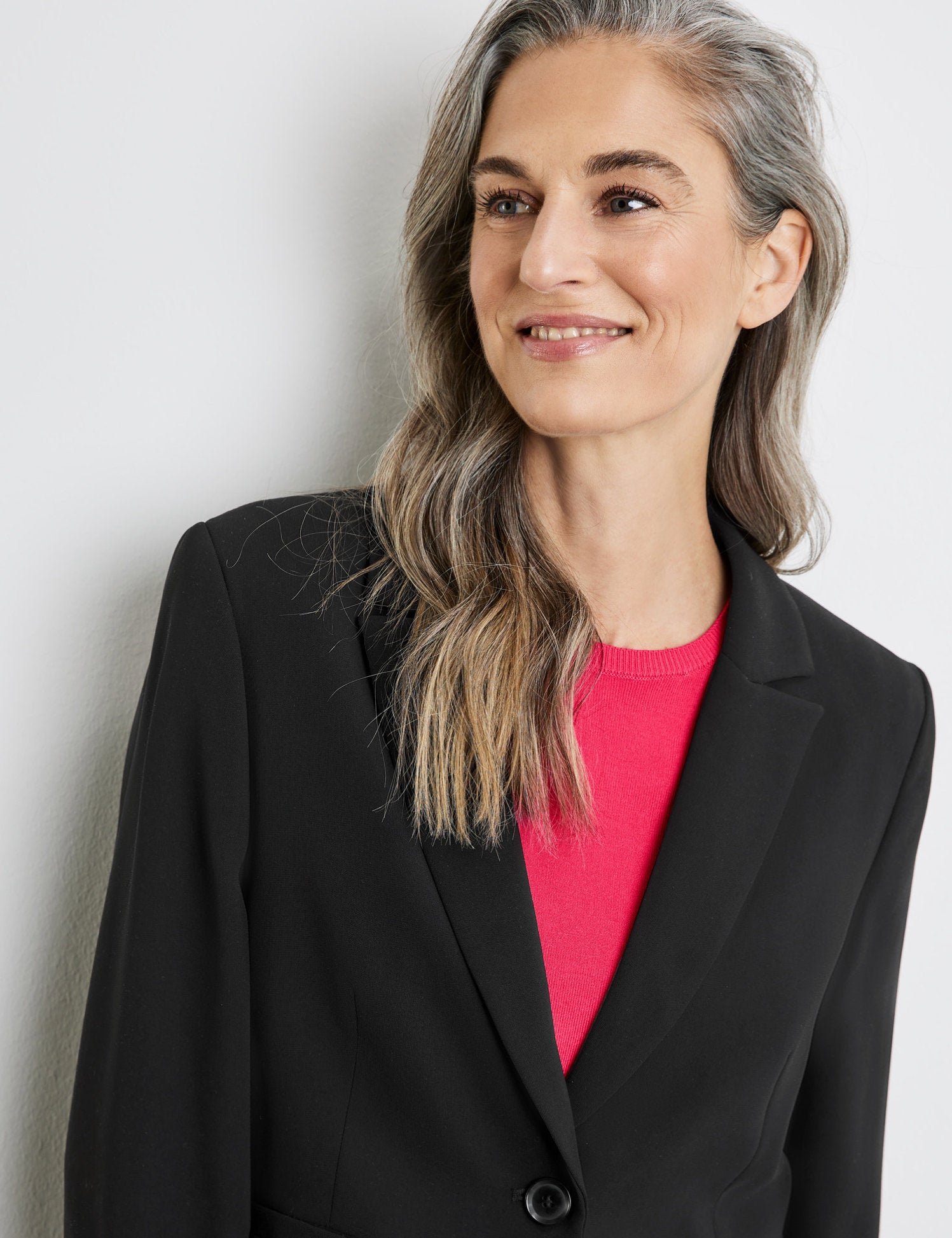 Gerry Weber_Classic Blazer with a Lapel Collar_935026-71944_11000_04