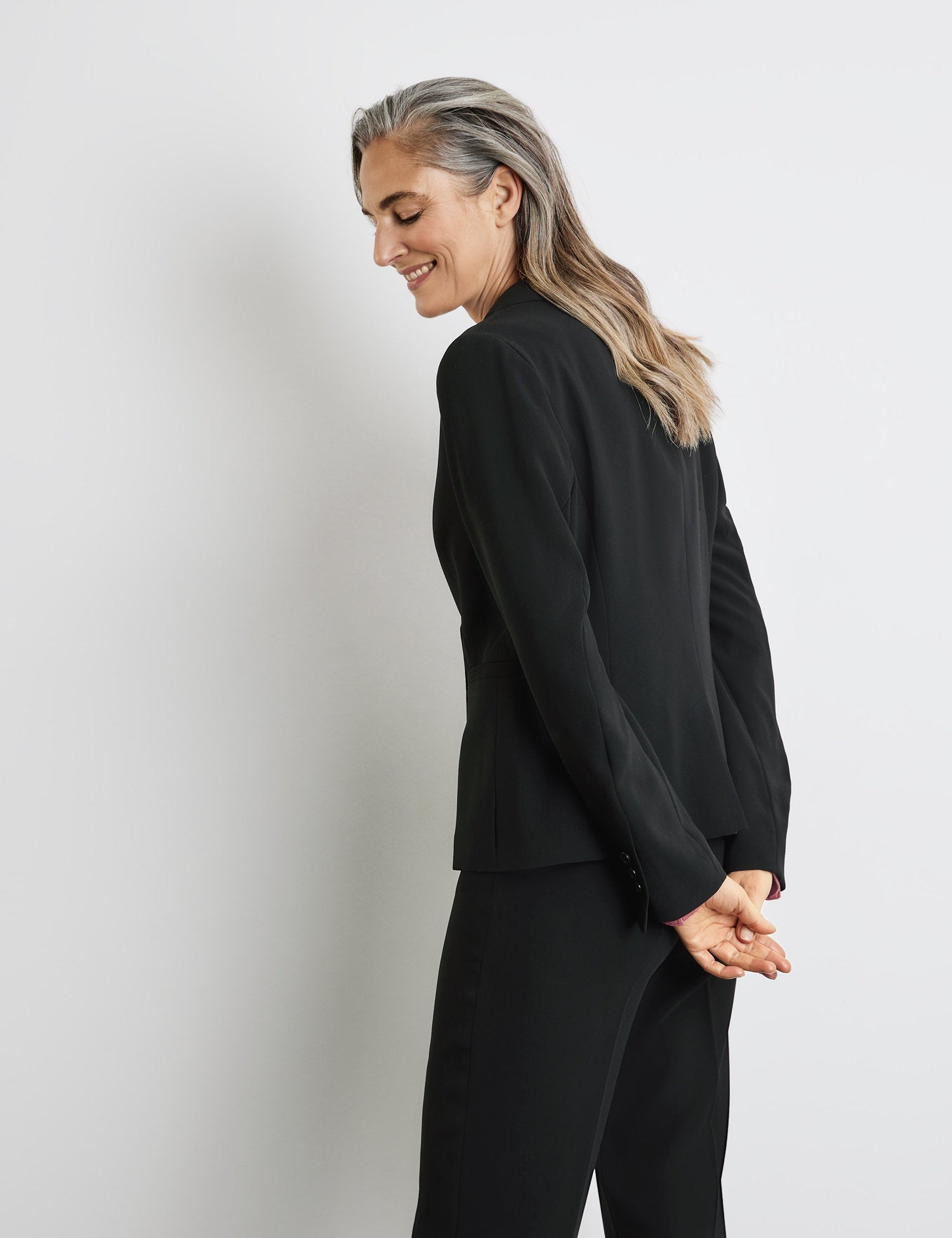 Gerry Weber_Classic Blazer with a Lapel Collar_935026-71944_11000_06