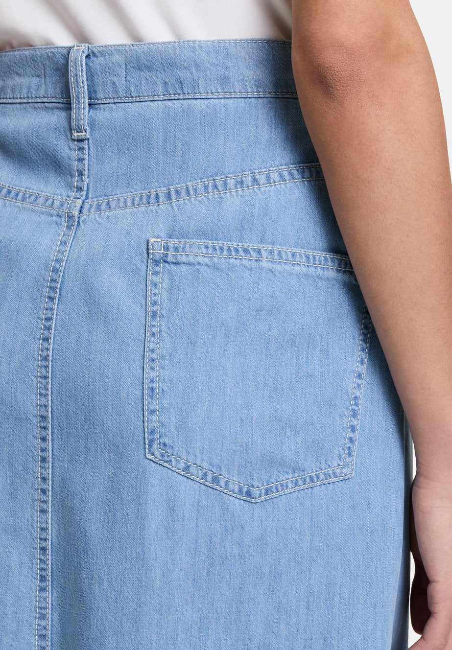 Betty Barclay_Denim Skirt with an Open Hem_9407-1105_8618_07