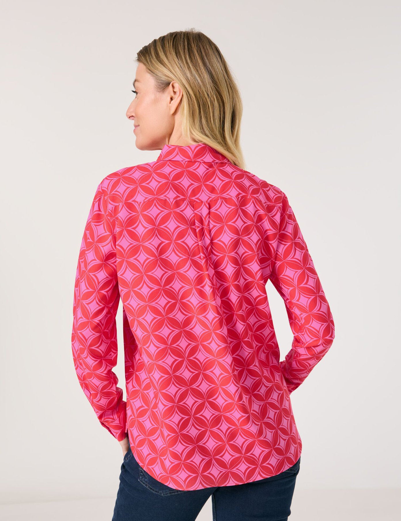 Gerry Weber_Flowing Shirt Blouse with an All-Over Pattern_965066-31442_6001_02