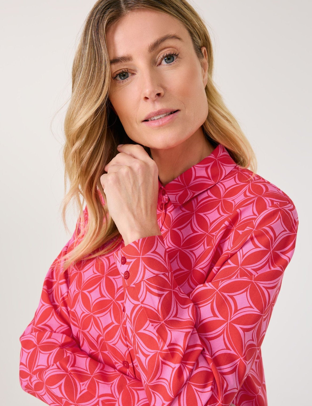 Gerry Weber_Flowing Shirt Blouse with an All-Over Pattern_965066-31442_6001_05