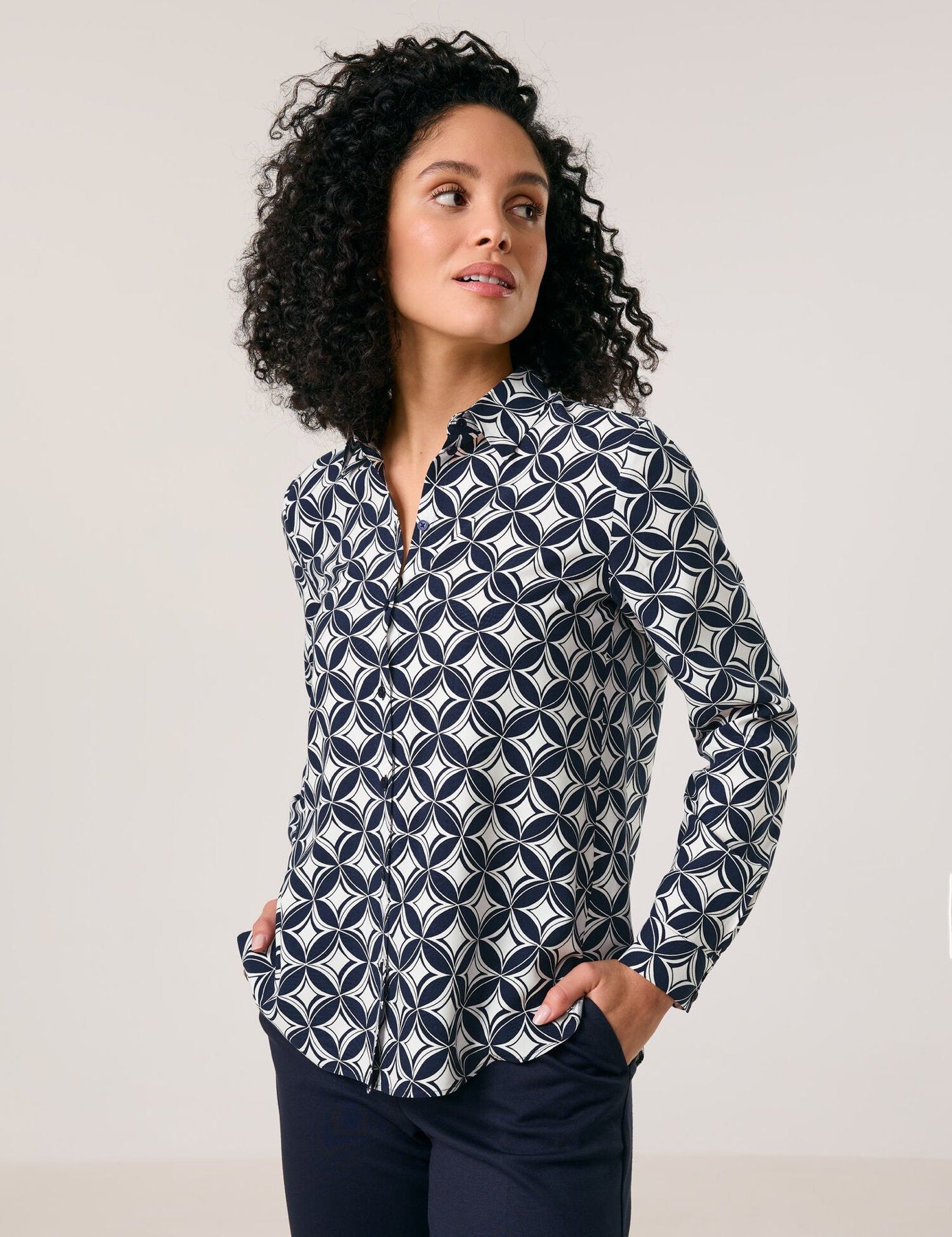 Gerry Weber_Flowing Shirt Blouse with an All-Over Pattern_965066-31442_8008_01