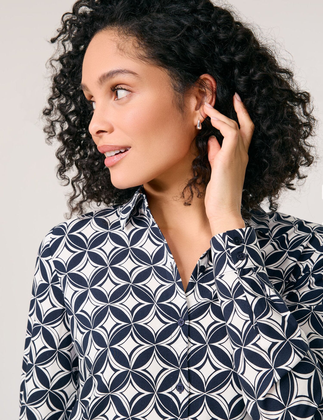 Gerry Weber_Flowing Shirt Blouse with an All-Over Pattern_965066-31442_8008_04