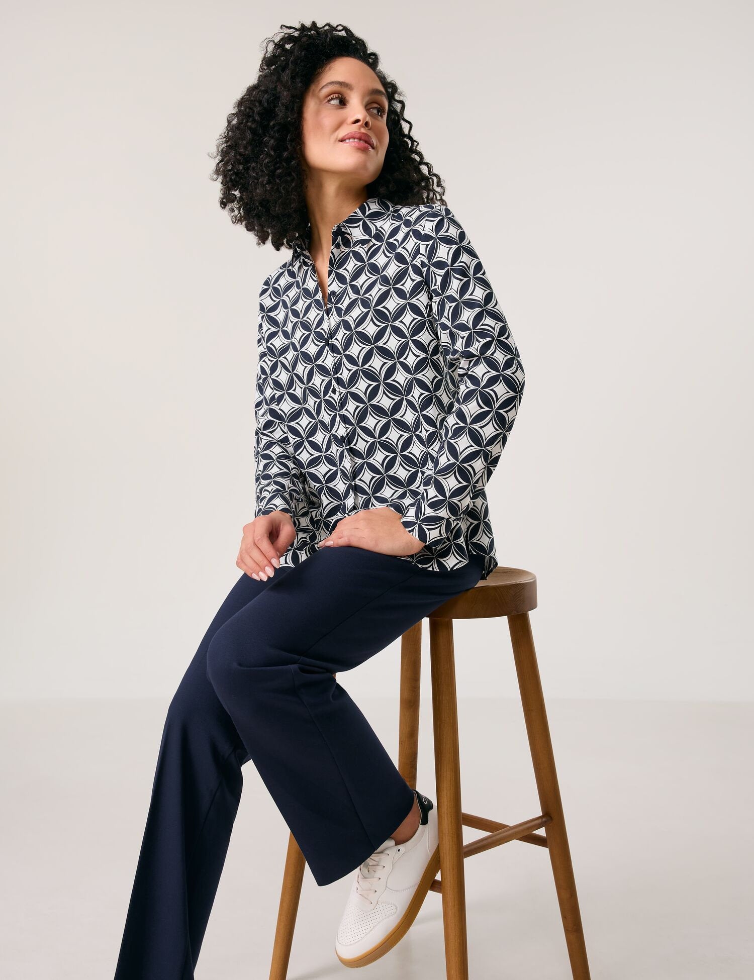 Gerry Weber_Flowing Shirt Blouse with an All-Over Pattern_965066-31442_8008_05