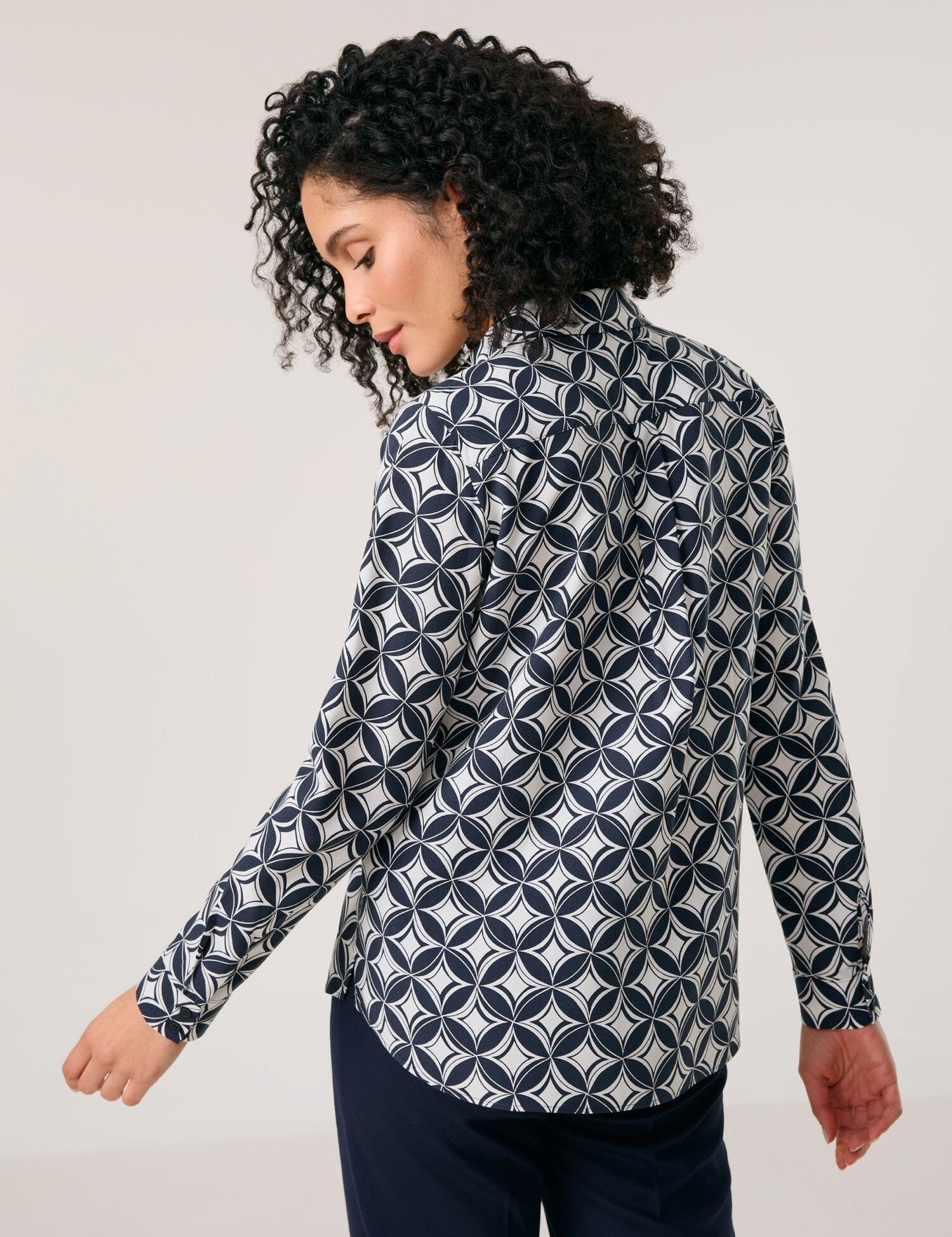 Gerry Weber_Flowing Shirt Blouse with an All-Over Pattern_965066-31442_8008_06