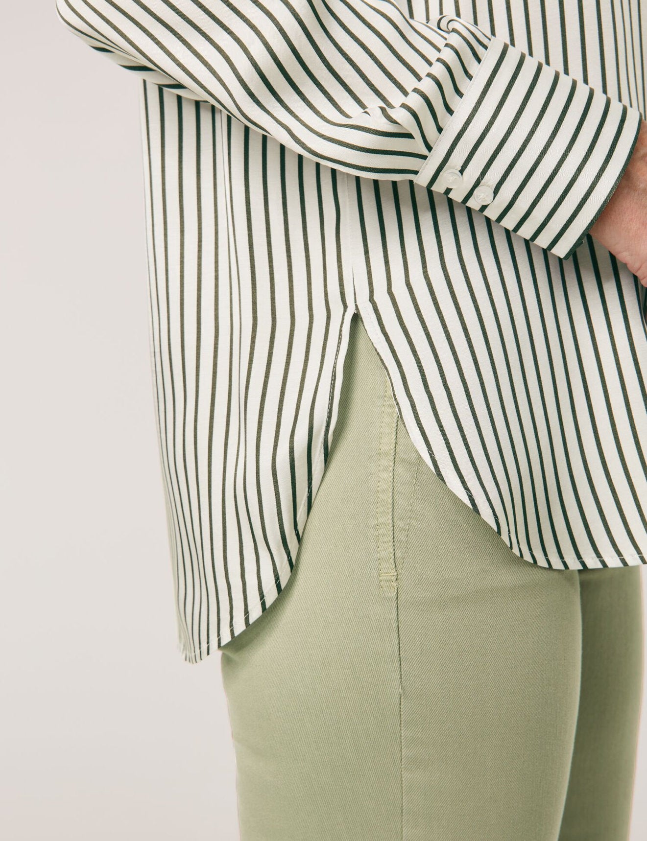 Gerry Weber_Shirt Blouse with a Satin Finish_965068-31401_5007_03