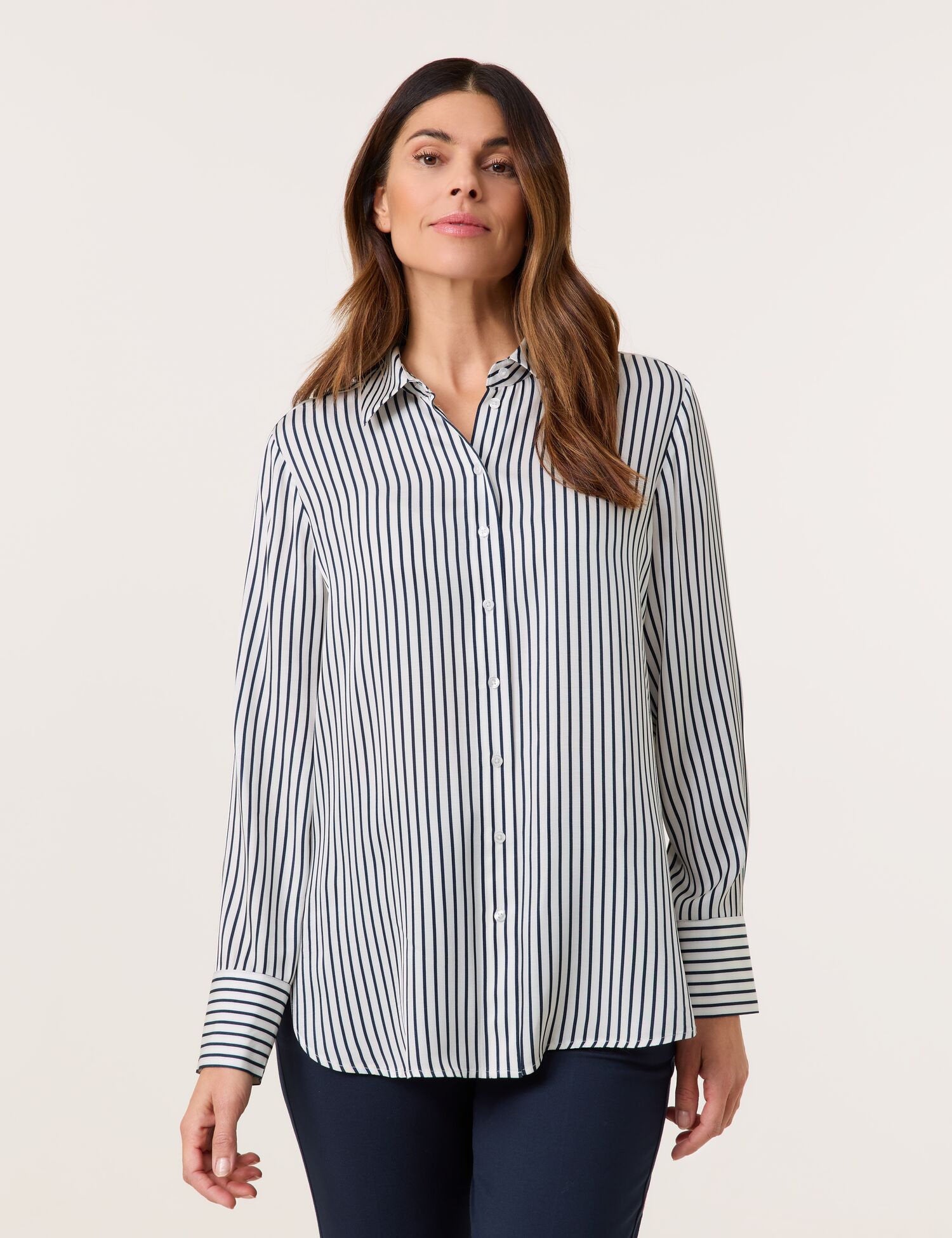 Gerry Weber_Shirt Blouse with a Satin Finish_965068-31401_8017_01
